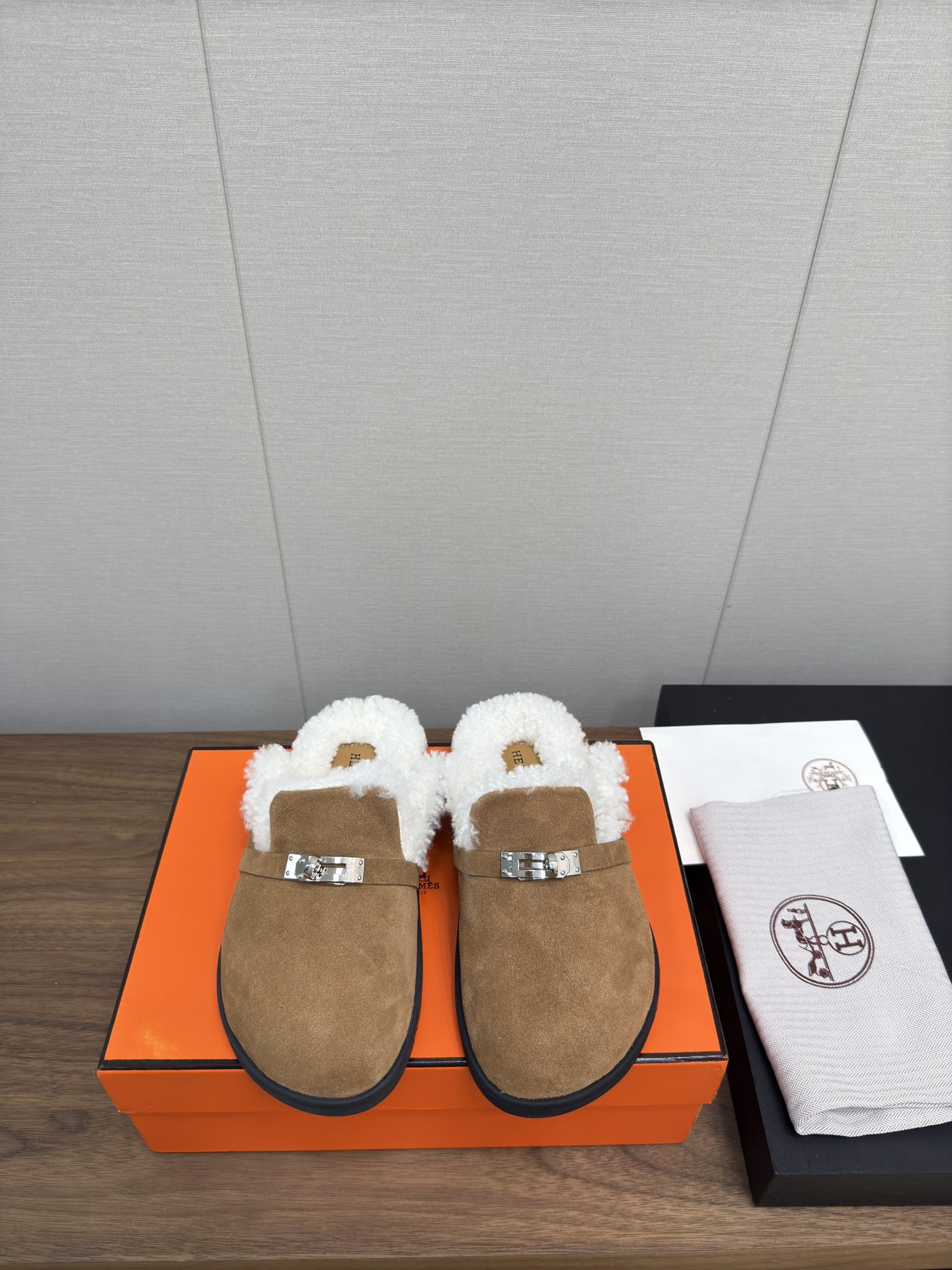 NO:543979,(Level Top Version) H Home Maw Shoes, Holiday Mier Lazy Style Muller Maw Shoes, HERME*S The most popular love-friendly model, couple shoes - sandals, matched with various socks, trendy, face shoes, Yangjing, high-quality wool, large sole, Tpu slippery, anti-wear-resistant, large digital women 34-41 men 39-46 (female 34.40.41 men 45.46, make sure not to return or exchange), semi-drag maw shoes, hermes, sheep19860909（级顶版本） H家 毛毛鞋 度假蜜儿懒人款 穆勒毛毛鞋 HERME*S近最火到不行的情款侣舅二鞋- 凉鞋,配搭各种袜色彩子,潮了爆 面鞋羊京 里内优质羊毛 底大Tpu滑防耐磨底大 数码女34-41男39-46（女34.40.41男45.46做定不退不换）,半拖毛毛鞋,hermes,sheep,Women's Shoes