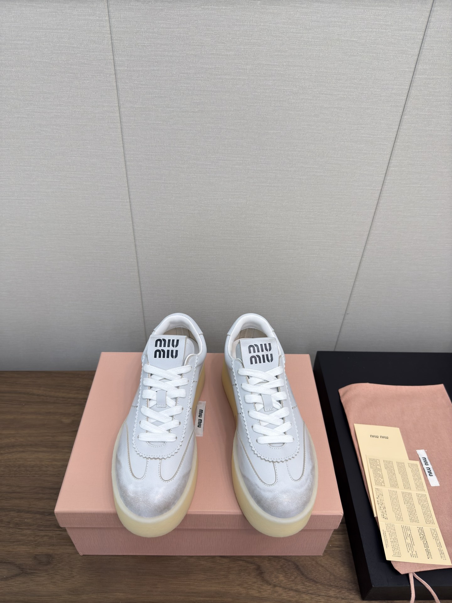 NO:543976,MiuMiu Miu Latest hits, thick sole, bleached, old, retro, dirty shoes, casual, sneakers, board shoes, small white shoes, original purchase and development, making products, this bleached leather and suede sneakers are worn and worn to highlight the exquisite style. The perforated upper design is lighter, and the Miu Miu logo adds an iconic atmosphere to the whole. The delivery counter is exquisitely packaged. Fabric: Original custom imported cowhide inner: Original custom sheepskin lining Sole: Original open mold-proof rubber material, thick sole 5CM Size: Women's 35-39, 40 custom made, casual shoes/sports shoes, miumiu, sneakers, cowhide, sheepskin, chamois leather19860909MiuMiu缪缪 最新爆款 厚底 漂白 做旧 复古 小脏鞋 休闲 运动鞋 板鞋 小白鞋 原版购入开发 做货 这款漂白皮革和麂皮运动鞋加以磨损效果,彰显精致格调.鞋面穿孔设计更加轻盈,Miu Miu徽标则为整体增添标志性气息 配送专柜精美包装 面料 : 原版定制进口头层牛皮 内里 : 原版定制羊皮里 鞋底 : 原版开模防滑橡胶材质 底厚 5CM Size : 女款35-39,40订做,休闲鞋/运动鞋,miumiu,sneakers,cowhide,sheepskin,chamois leather,Women's Shoes