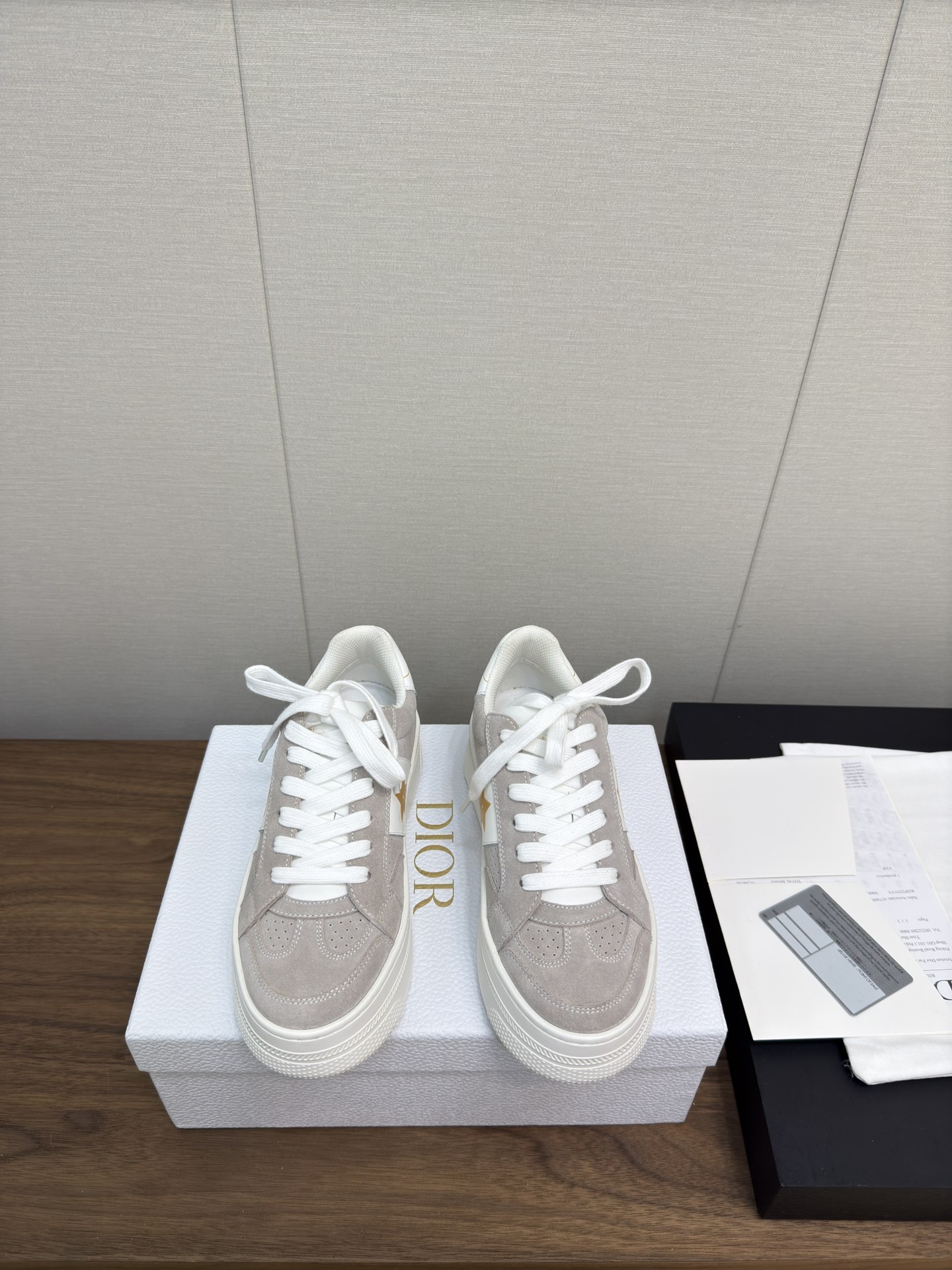 NO:543973,Top-level original IP lightweight outsole tpu sole Dior 24fw new arrival~ D home spring and summer new casual sneakers dior Dior this thick-soled sneaker is really love it~ The rhythm of the legs is instantly changed to the length of the legs - matched all year round!  The upper has a strong sense of line, full of youthful and fashionable visual sense. Material original silk cowhide sheepskin, outsole original open mold IP lightweight outsole (non-market rubber sole) size women 35-41, men 39-45/ customized women 41. men 45, casual shoes/sports shoes, dior, dior, dior, sneakers, cowhide, sheepskin19860909顶级 原版IP轻型大底 tpu底 Dior 24fw new arrival～ D家春夏新款休闲运动鞋 dior 迪奥这款厚底运动鞋 真的是太爱了～ 上脚秒变长腿的节奏 －年四季都搭配！ 鞋面线条感很强,青春时髦的视觉感满满的 材料原版丝绸牛皮 羊皮里 大底原版开模IP轻型大底（非市场橡胶底） size女35-41,男39-45/ 定制女41.男45,休闲鞋/运动鞋,dior,dior,dior,sneakers,cowhide,sheepskin,Women's Shoes