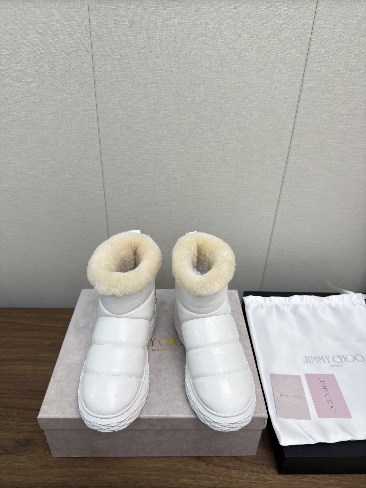 NO:543967,High-version 54 JIMMY CHOO Autumn and Winter plush snow boots New 24 Jimmy Week Autumn and Winter Wool cotton boots Warm and fashionable Exclusively available, original outsole casual white shoes, adopt the latest craftsmanship design, strong three-dimensional sense, and a variety of craftsmanship blends together to subvert fashion and super stylish!  The combination is super beautiful. The original one-to-one, real wool warm snow boots are versatile and trendy, salty or sweet!  Heel electric embroidery matching diamond inlaid Size35-40, 40 custom, snow boots, jimmy choo, jimmy choo, boots19860909高版本 54 JIMMY CHOO 秋冬加毛雪地靴 新款24 吉米周 秋冬款 毛毛棉靴 保暖时尚 独家发售,原版大底休闲小白鞋,采用最新工艺设计,立体感强 多种工艺融合一起,颠覆时尚,超级有型！搭配超美.原版一比一,真羊毛保暖雪地靴 百搭又潮流,可盐可甜！后跟电绣搭配 镶嵌钻石 Size35-40,40定制,雪地靴,jimmy choo,jimmy choo,boots,Women's Shoes