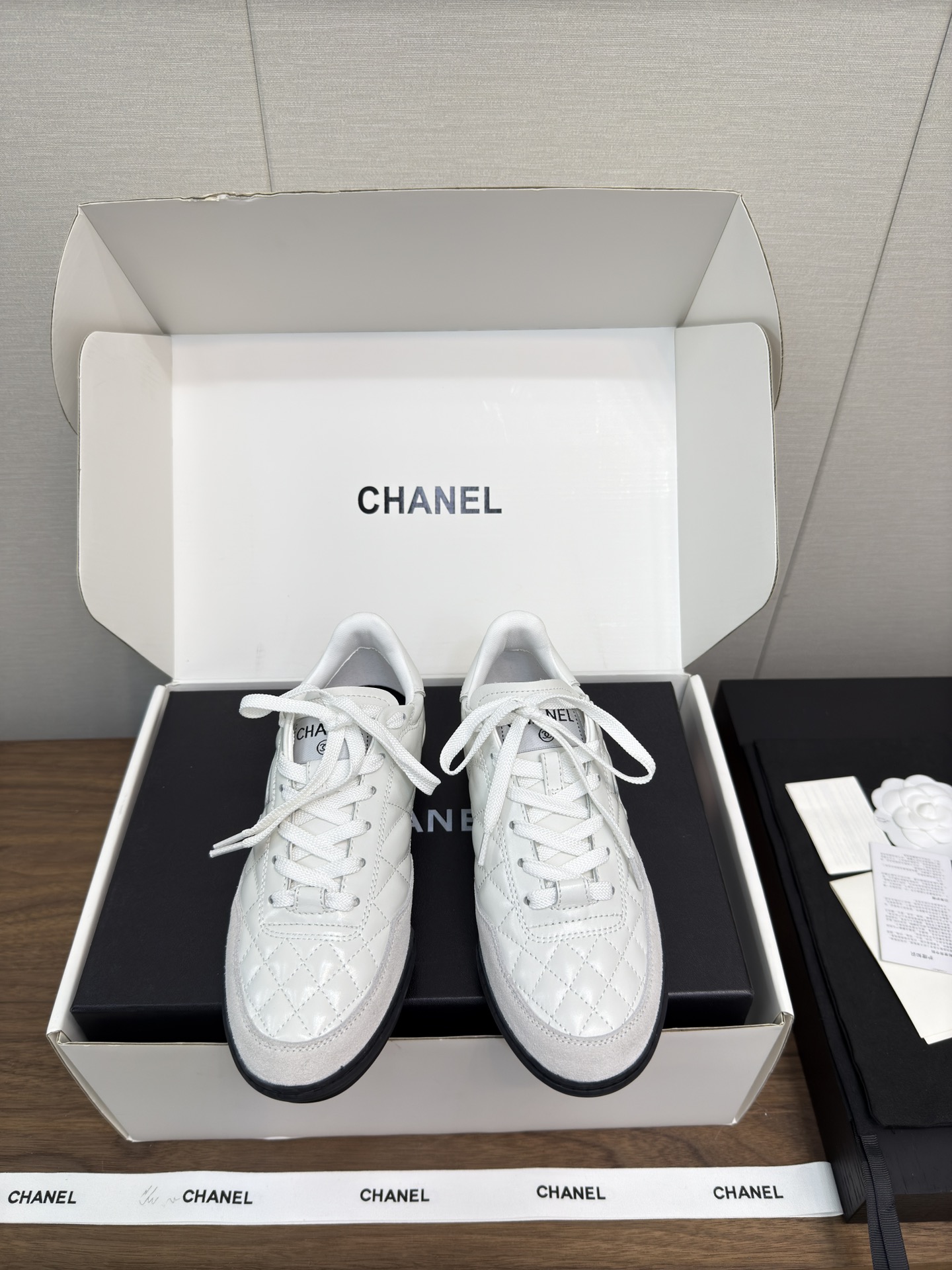 NO:543955,CHANEL 25c German training shoes series Tennis sports shoes Top version with white airplane box Original purchase and development Made goods Xiaoxiang's casual sneakers this season, browsing Xiaohongshu INS. Various social platforms, bursting wildly!  Classic design, the upper is a variety of craftsmanship and electric embroidery style, the sole is fashionable and sporty, the extraordinary has been infuriated with a variety of color-blocking elements, light and versatile, the delivery counter is exquisitely packaged, the inner original imported mixed breed sheep, the sole is original open mold TPU combination sole, the heel height is 3 cm Size: women's size 35-39, 40.41 customized, casual shoes/sports shoes, chanel, sneakers19860909莞产 CHANEL 25c 德训鞋系列 网球运动鞋上 顶级版本配白飞机盒 原版购入开发 做货 小香这季休闲款运动鞋 刷爆小红书 INS.各种社交平台,疯狂爆发！经典设计 鞋面多种工艺电绣的风格 大底却时尚运动 不平凡的拥入了多种颜色拼色元素 轻巧百搭暴走不累 配送专柜精美包装 内里原版进口混种羊 鞋底原版开模TPU组合大底 跟高3 cm Size:女码35－39,40.41定制,休闲鞋/运动鞋,chanel,sneakers,Women's Shoes