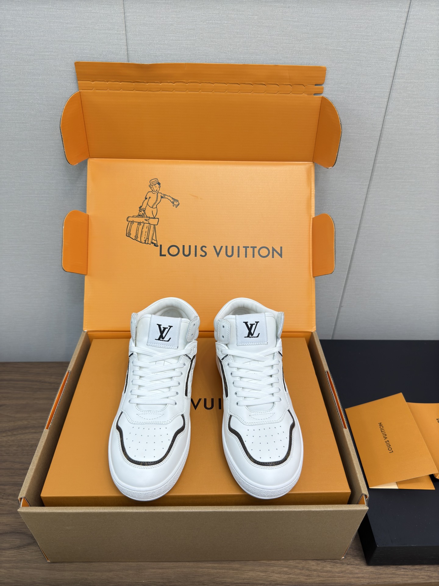 NO:543951,LV Louis Vuitton donkey brand casual white shoes high top sneakers original purchase and development made this model sports shoes are made of soft cowhide leather, and the bright Monogram trim blows a fresh summer atmosphere. Thickened elevated rubber outsole emerges 3D Monogram flowers, Louis Vuitton logo inscription eyelets rich details. Delivery counter exquisite packaging Fabric: original imported cowhide, original custom soft sheepskin sole original open mold TPU non-slip sole, sole thickness 3CM Size: 35-40 (custom 41), casual shoes/sports shoes, louis vuitton, louis vuitton, louis vuitton, louis vuitton, sneakers, cowhide, sheepskin19860909LV路易威登驴牌 休闲 小白鞋 高帮运动鞋  原版购入开发 做货 本款 运动鞋取材柔软牛皮革,以明快 Monogram 饰边吹拂清新夏日气息.加厚凸纹橡胶外底浮现 3D Monogram 花卉,路易威登标识铭纹孔眼丰富细节. 配送专柜精美包装 面料: 原版进口头层牛皮 内里原版定制柔软羊皮 鞋底原版开模TPU防滑大底 底厚3CM Size: 35-40（定制41）,休闲鞋/运动鞋,louis vuitton,louis vuitton,louis vuitton,sneakers,cowhide,sheepskin,Women's Shoes