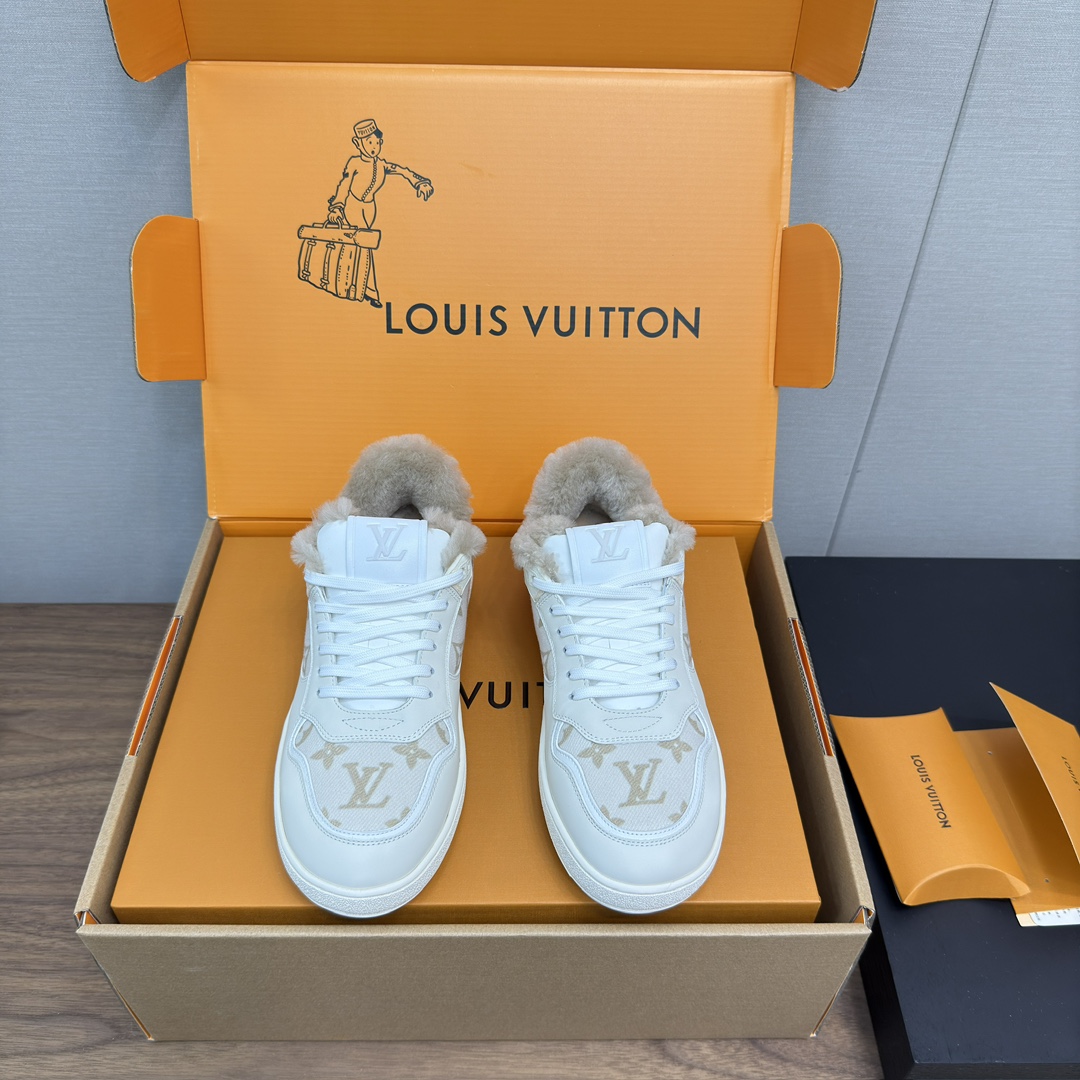 NO:543953,LV counter new 24 autumn and winter wool embroidery casual sports shoes LV white shoes series Xiaohongshu hot style black and white color matching, full leather material. Suede spliced ​​calfskin!  The wool lining is warm and fashionable. The embroidery layout is embroidered with L-home elements. It is super exquisite and beautiful, easy to match. Small skirts and shorts are decisive!  Material original cowhide splicing original embroidery technology cloth imported wool lining outsole original private film tpu outsole size 35-39, 40.41 customized, casual shoes/sports shoes, louis vuitton, louis vuitton, sneakers, skirts, shorts, cowhide, chamois leather19860909LV 专柜新款24 秋冬 羊毛 刺绣 休闲运动鞋 LV 小白鞋 系列 小红书热款 黑白配色,是全皮材质.麂皮拼接小牛皮！羊毛里内衬,保暖时尚,刺绣版面是L家元素的刺绣,超级精致好看,容易搭配 小短裙 短裤决绝！ 材料原版牛皮拼接 原版刺绣科技布 内里进口羊毛里 大底原版私膜tpu大底 码数女35-39,40.41 订制,休闲鞋/运动鞋,louis vuitton,louis vuitton,sneakers,skirts,shorts,cowhide,chamois leather,Women's Shoes