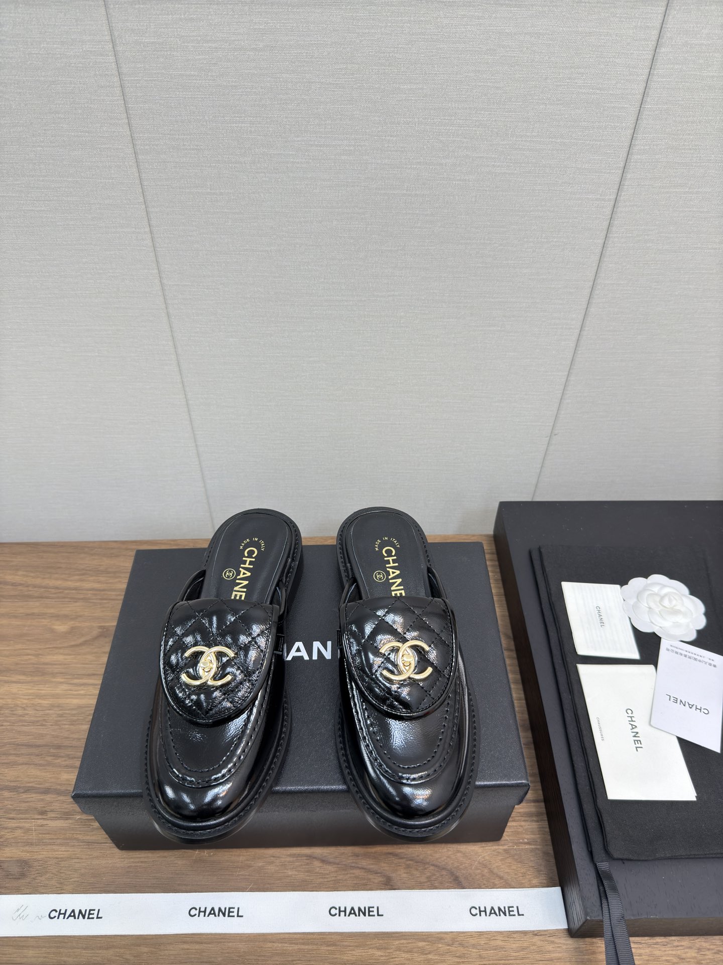 NO:477510,a 25c Early spring loafers, slippers, schoolbag buckle semi-wrapped top version, autumn and winter loafers, bag head drag, Yuan Xiaosu, a unique fragrance, recommended style for wearing, invincible legs, and thinner~ The series has now been launched on sale!  !  !  Lippi Sheep, the original large model, the entire online counter is comparable to the inspection level!  !  No reason to return and exchange!  Heel height 2.5cm, original dyed genuine leather base Digital 35-41 (ordered 40-41) are equipped with genuine Italian packaging, semi-torque, and loaders19860909a 25c 早春 乐福单鞋 便鞋 书包扣半拖 顶级版 秋冬乐福鞋 包头拖 小有独香的元小素红书网红博推主荐穿款上无敌腿显细～ 列系本现已登陆售发！！！ 里皮羊,原开版大模底,网全专柜对可比验货别级！！无由理退换货！ 跟高2.5cm ,原版透染真皮底 数码35-41（40-41订） 均配有意大利正品包装,半拖,loafers,Women's Shoes