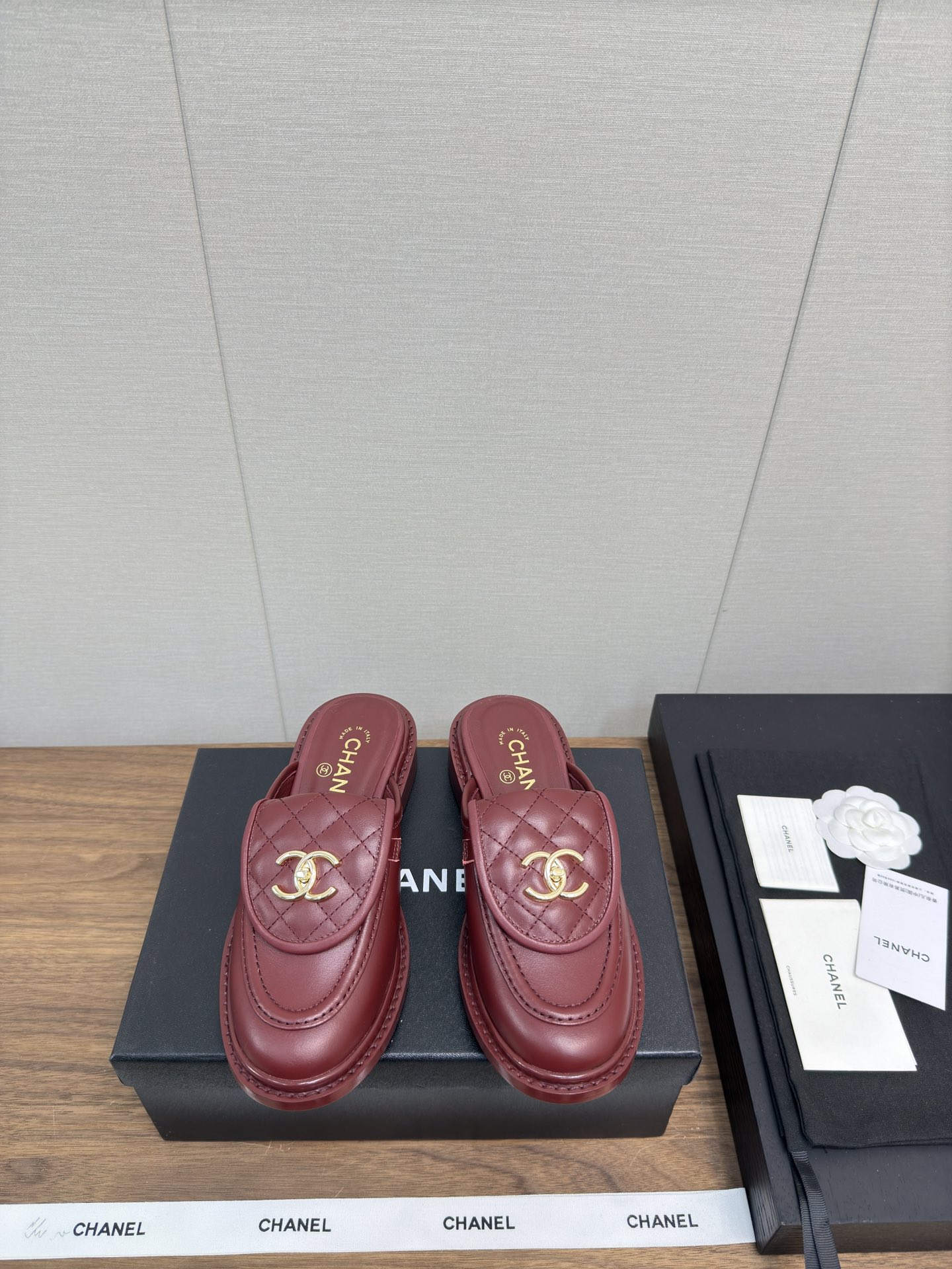 NO:477503,a 25c Early spring loafers, slippers, schoolbag buckle semi-wrap, top version, autumn and winter loafers, bag head drag, Yuan Xiaosu, a unique fragrance, recommended to wear the style of the invincible legs to make the look thinner~ The series has been launched now!  !  !  Lippi Sheep, the original large model, the entire online counter is comparable to the inspection level!  !  No reason to return and exchange!  Heel height 2.5cm, original dyed genuine leather base Digital 35-41 (ordered 40-41) are equipped with genuine Italian packaging, semi-torque, and loaders19860909a 25c 早春乐福单鞋 便鞋 书包扣半拖 顶级版 秋冬乐福鞋 包头拖 小有独香的元小素红书网红博推主荐穿款上无敌腿显细～ 列系本现已登陆售发！！！ 里皮羊,原开版大模底,网全专柜对可比验货别级！！无由理退换货！ 跟高2.5cm ,原版透染真皮底 数码35-41（40-41订） 均配有意大利正品包装,半拖,loafers,Women's Shoes