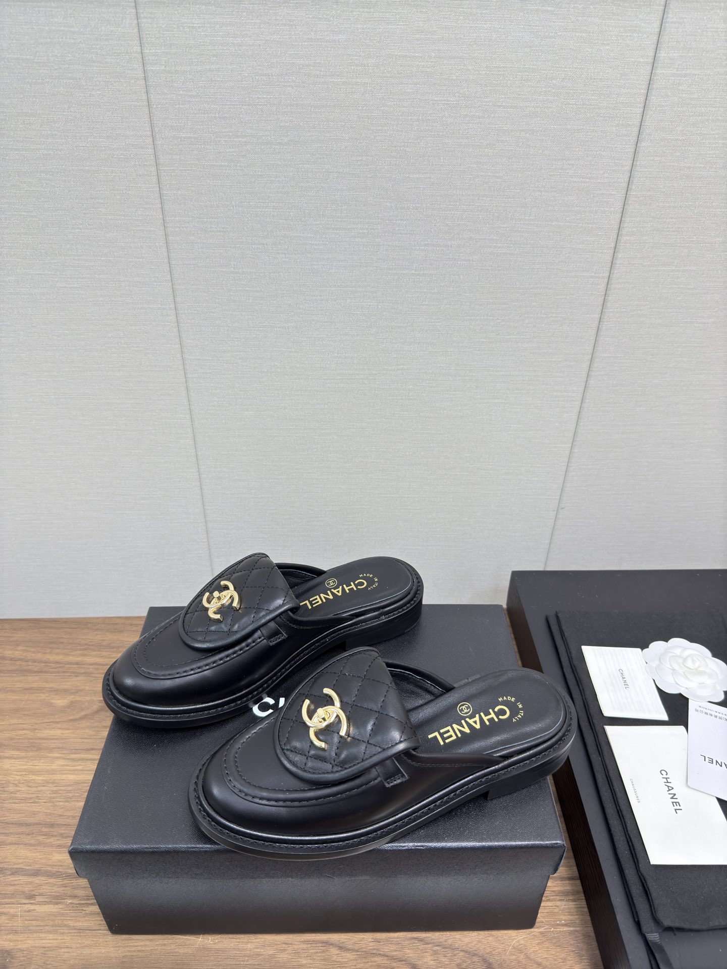 NO:477517,a 25c Early spring loafers, slippers, schoolbag buckle semi-wrap, top version, autumn and winter loafers, bag head drag, Yuan Xiaosu, a unique fragrance, recommended to wear the style of the invincible legs to make the look thinner~ The series has been launched now!  !  !  Lippi Sheep, the original large model, the entire online counter is comparable to the inspection level!  !  No reason to return and exchange!  Heel height 2.5cm, original dyed genuine leather base Digital 35-41 (ordered 40-41) are equipped with genuine Italian packaging, semi-torque, and loaders19860909a 25c 早春乐福单鞋 便鞋 书包扣半拖 顶级版 秋冬乐福鞋 包头拖 小有独香的元小素红书网红博推主荐穿款上无敌腿显细～ 列系本现已登陆售发！！！ 里皮羊,原开版大模底,网全专柜对可比验货别级！！无由理退换货！ 跟高2.5cm ,原版透染真皮底 数码35-41（40-41订） 均配有意大利正品包装,半拖,loafers,Women's Shoes