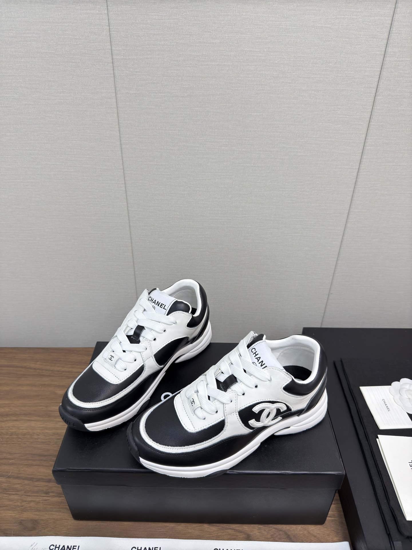 NO:477490,CHANEL 25c Early spring Vacation series casual sports shoes Original purchase and development Making goods Classic design Reinterpret the hand-painted comic style, blank areas can be graffitied by yourself, and the outline of white background and black edges gives sports shoes a new atmosphere. The number of 35-41, 40.41 does not return or exchange. The delivery counter is exquisitely packaged, casual shoes/sports shoes, chanel, sneakers19860909CHANEL 25c 早春 度假系列休闲 运动鞋 原版购入开发 做货 经典设计 重新演绎手绘漫画风,空白区可自行涂鸦上色,白底黑边的勾勒方式 赋予运动鞋新的气息 码数35-41,40.41不退换 配送专柜精美包装,休闲鞋/运动鞋,chanel,sneakers,Women's Shoes