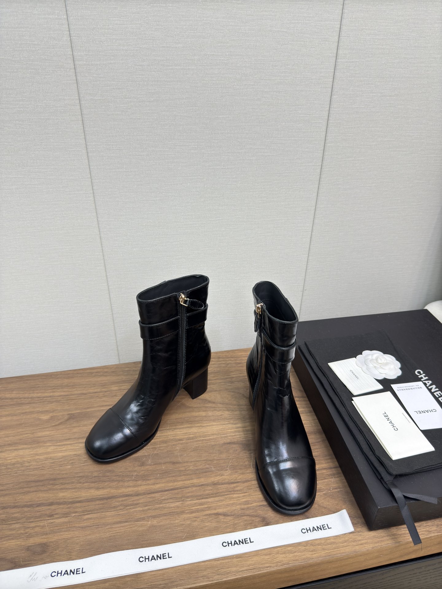 NO:477496,CHANEL Xiaoxiang 24b Autumn and Winter Paris Show Boot Series Original Purchase 1:1 Development Major Fashion Bloggers have a boot that they wear. The feet are very fashionable and the legs are stunning. Any combination is super good looking... Imported original cowhide with fabric, imported sheepskin inside, large sole Italian leather, heel height 6.5cm, size 35-39 (40/41 custom-made, non-return and exchange), boots, chanel, boots, cowhide, sheepskin, Leather soles19860909CHANEL小香24b 秋冬巴黎走秀款 靴系列 原版购入1:1开发 各大时尚博主都有穿的一款靴子 上脚非常时髦 显腿神器,随便搭配都是超级好看… 面料进口原版牛皮 内里进口羊皮 大底意大利真皮大底 跟高 6.5cm 码数35-39（40/41定制不退换）,靴子,chanel,boots,cowhide,sheepskin,Leather soles,Women's Shoes