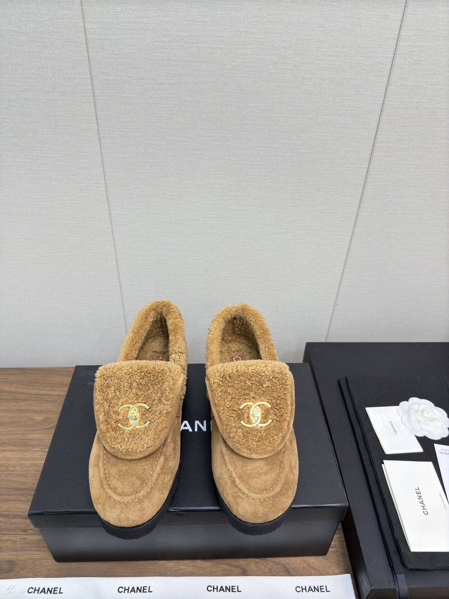 NO:477482,Chanel 24k teddy bear mao fur shoes, Doudou Drag The most important thing to wear in autumn and winter is to keep warm and comfortable. Chanel 24k is very soft, the shoe shape looks slim and cute, the double C-button logo is small and very q, it is suitable for driving in winter or in the office, and wear black socks in cold clothes, which looks very good with black pants 2② Choose a practical style for new ones, and you can buy it, and it is very utilization rate. The calf mercerated reverse velvet upper is integrated with fur inside!  size 35-39, 40.41 can be customized without refund, loafers semi-trailer, chanel, chanel, loafers, socks19860909香奈儿24k teddy bear 毛毛乐福鞋 豆豆拖 秋冬穿搭最重要的就是保暖舒适,Chanel 24k这个 毛毛鞋很柔软,鞋型显瘦还可可爱爱,双c扣logo小小的很q,冬天开车或者在办公室穿都很合适的,再冷穿个黑袜子,配黑裤子很好看2②上新选实用款,买就没错了,利用率极高 小牛丝光反绒鞋面,皮毛一体内里！ size 35-39,40.41可订做不退,乐福鞋半拖,chanel,chanel,loafers,socks,Women's Shoes