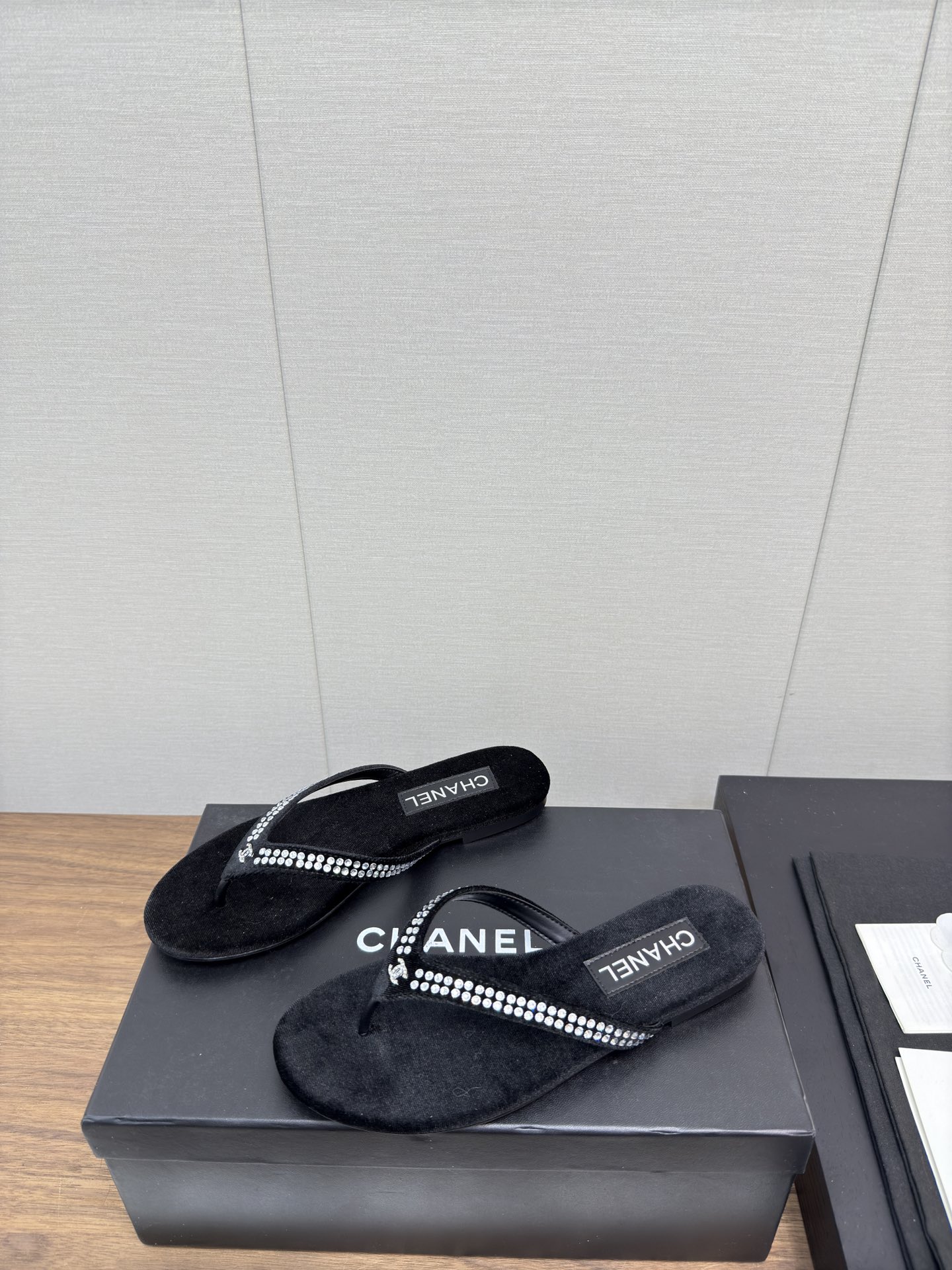 NO:477475,Chanel 25c Early Spring Latest foot-clip flops are definitely good products and are not afraid of late. Full of texture. Baby with random comparison. Inlaid pearls and diamond luxury jewelry. Chanel Chanel early spring new slippers... Toe flip flops... Beach sandals Small fragrance style hot bread toe slippers~~Irresistible cuteness. With fat uppers and insoles, it is like stepping on bread. Original custom super soft sheepskin; Outsole genuine leather outsole size 35-40, 40.41 custom original packaging, split-toe shoes, chanel, chanel, slippers, sheepskin, Leather soles19860909Chanel 香奈儿 25c 早春 最新夹脚拖  绝对是好货不怕晚 质感满满 细节宝贝们随意对比 镶嵌珍珠 钻石高奢饰品 Chanel 香奈儿早春新款拖鞋…夹趾人字拖…沙滩凉拖鞋 小香风爆款面包夹趾拖鞋~~无法抗拒的可爱 加上胖墩墩的鞋面与鞋垫,就如踩在面包上轻软~~原版定制超软羊皮； 大底真皮大底 码数35-40,40.41定制 原版包装,分趾鞋,chanel,chanel,slippers,sheepskin,Leather soles,Women's Shoes