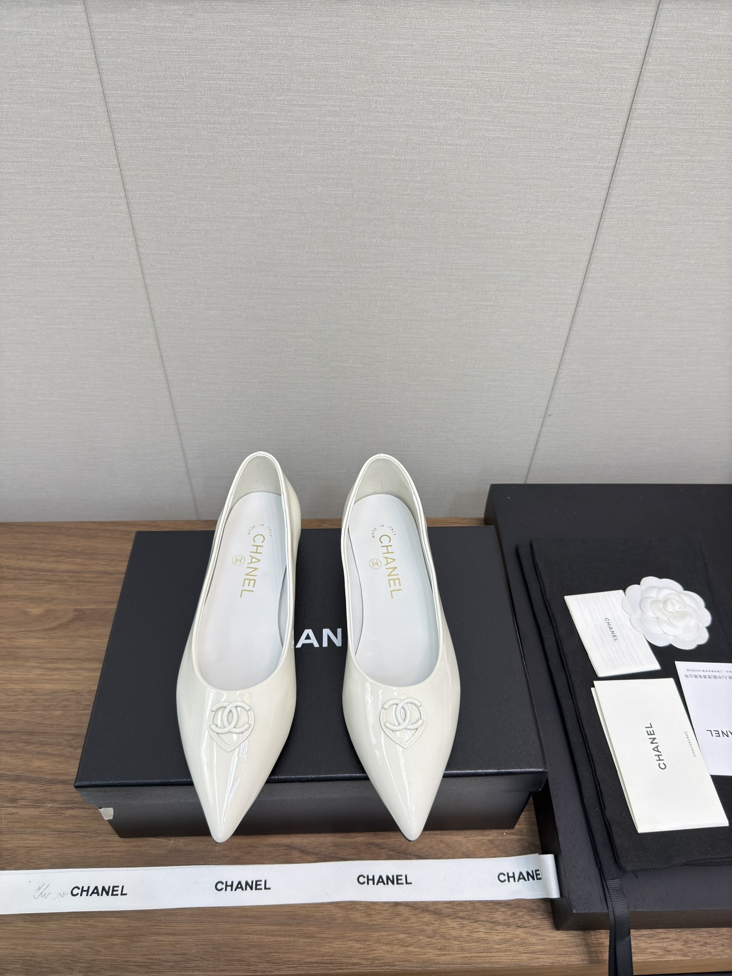 NO:477467,Chanel 25c new style Mary Jane single shoes sandal series - flat ballet slippers The counter is simply snatched up, and the photos are popular on major social platforms. This episode of the show is definitely too handsome, and it is definitely the hottest style of this season. The counter fairies are really too aware of the goods. They don’t stick to their feet and will not scratch their feet. The texture is very soft and comfortable. Classic logo electric embroidery, flower matching, super versatile Fabric: imported cowhide sheepskin patent leather Inner: environmentally friendly imported sheepskin inner sole: genuine leather outsole Heel height: 2.5cm Size 35-41 (customized for 40.41), sandals single shoes, chanel, sandals, mary jane, cowhide, sheepskin, Leather soles19860909Chanel 25c 新款 玛丽珍 单鞋 凉鞋系列——  平底芭蕾便鞋 专柜简直疯抢了,各大社交平台热门晒图,这期的走秀款绝对太帅了,绝对是这一季最热门的款式,专柜仙女们真的太识货了,不卡脚也不会磨脚,质感上脚是非常柔软舒服的.经典的logo电绣 花朵搭配,超级百搭 面料:进口牛皮羊皮 漆皮 内里:环保进口羊皮内里 大底:真皮大底 跟高:2.5cm 码数35-41（ 40.41定做）,凉鞋单鞋,chanel,sandals,mary jane,cowhide,sheepskin,Leather soles,Women's Shoes