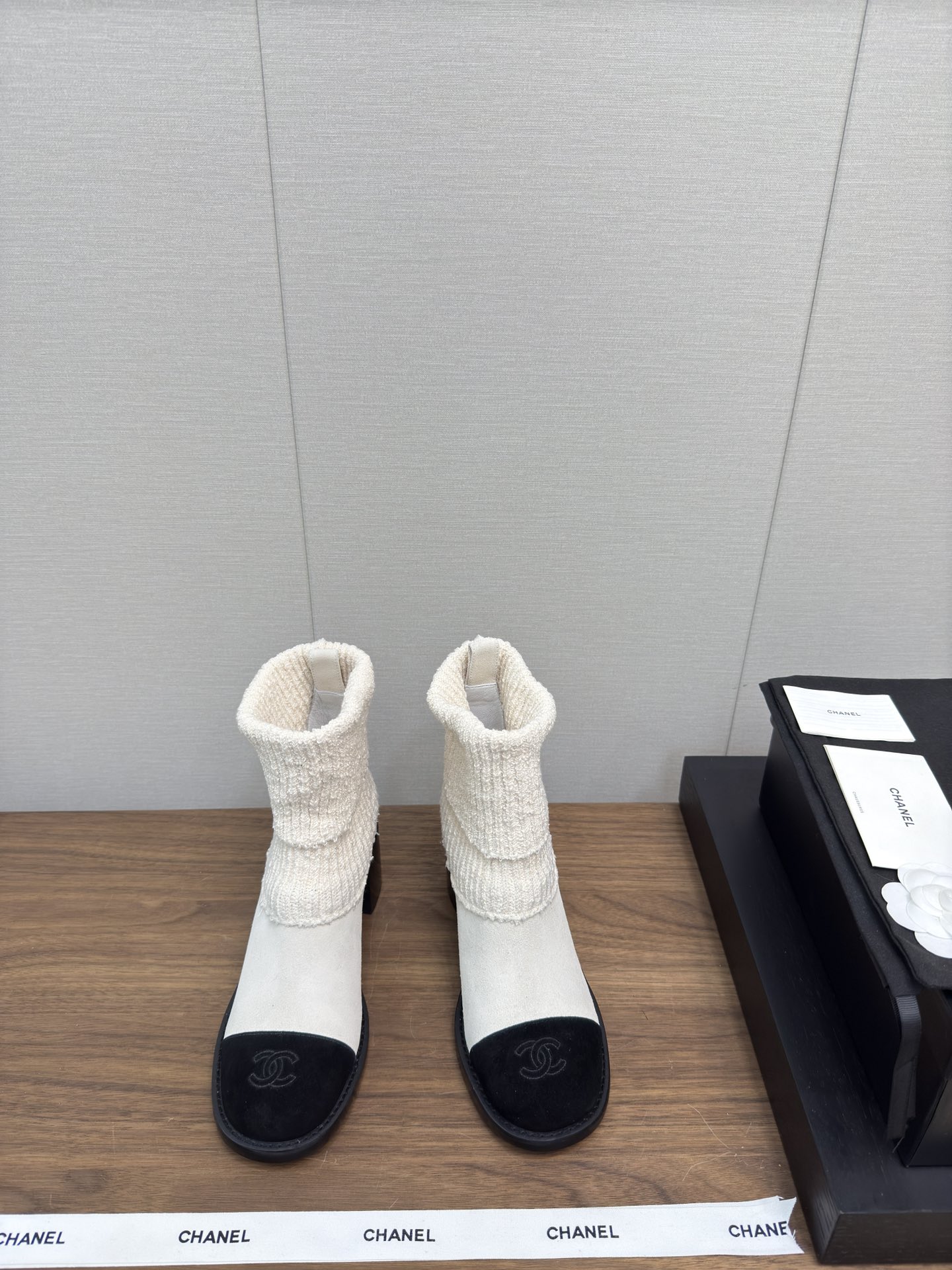 NO:462603,CHANEL Chanel 24k autumn and winter hot style knitted sock boots Xiaohongshu strongly recommends styles, which look good no matter how you match it, and it is a must-have for fashionable things. Chanel women love simple but irresistible matching to show unique styles of dressing, free mixing and matching, shining in place, keeping up with the fashionable pace of Grandma Xiaoxiang!  !  !  Exquisite details enlarge the original mold opening hardware buckle. Top version purchasing level is created. ★ Imported curls on the upper. Sheepskin inner lining, sheepskin footrest, fashionable and general. Original mold opening leather outsole. Heel height is about 7 CM. Size 35-39, 40.41. Customized, boots, chanel, chanel, boots, sheepskin, Leather soles19860909CHANEL香奈儿 24 k 秋冬爆款 针织 袜靴 小红书力推款,怎么搭配都好看,时髦精必备,香奈儿女士钟爱简约又难以抗拒系搭配展现与众不同的穿搭风格、自由混搭闪耀到位跟紧香奶奶时尚步伐！！！精致细节放大看原版开模五金扣 顶级版本代购级别打造★鞋面进口卷毛 羊皮内里,羊皮垫脚,时髦大体 原版开模真皮大底 跟高约 7 CM 码数35-39,40.41 订制,靴子,chanel,chanel,boots,sheepskin,Leather soles,Women's Shoes