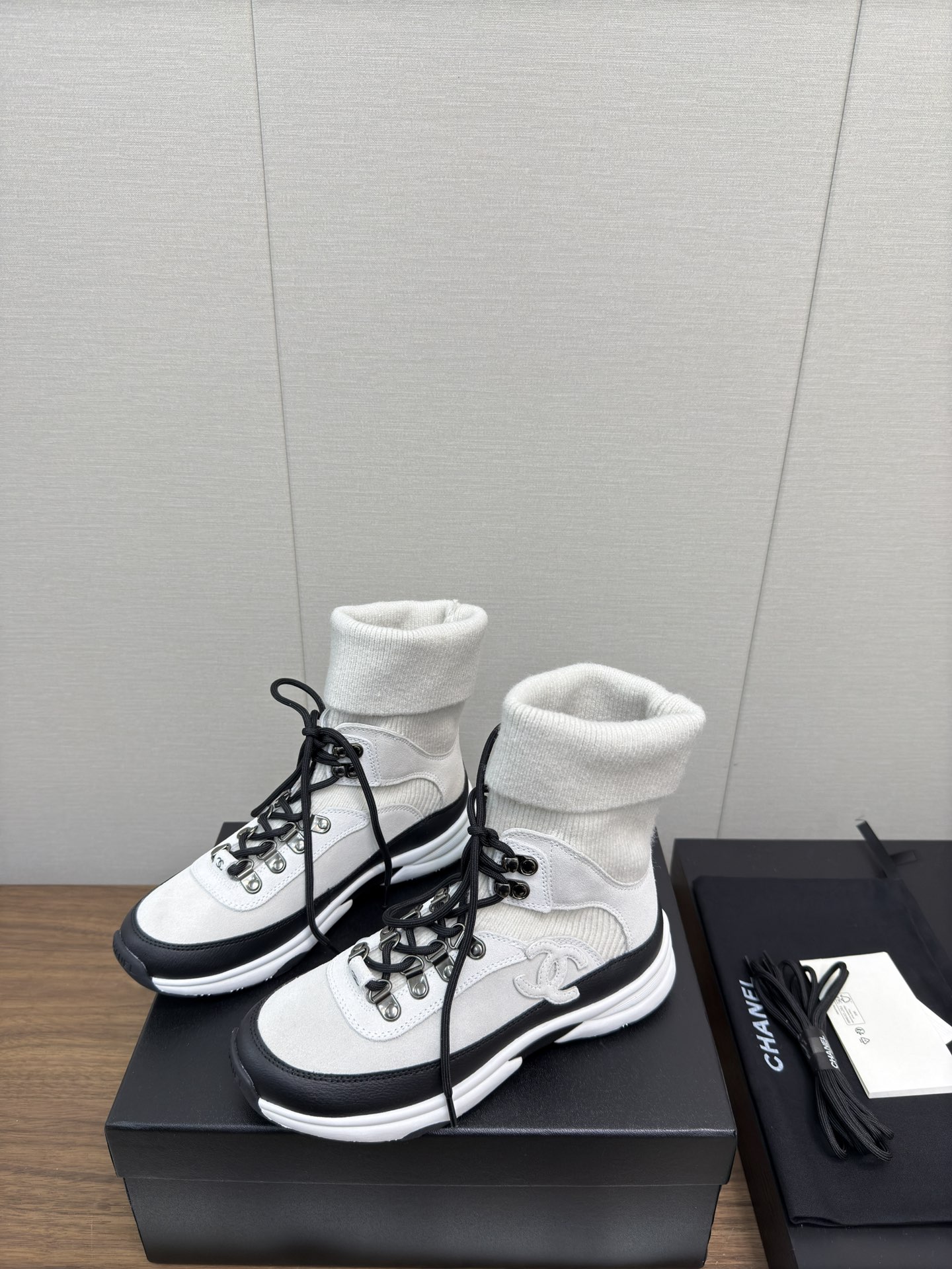 NO:477502,CHANEL Chanel 24k autumn and winter knitted socks and sneakers Xiaohongshu strongly recommends styles, which look good no matter how you match it, and it is a must-have for fashionable things. Chanel women love simple but irresistible combinations to show unique styles of dressing, free mixing and matching, shining in place, keeping up with the fashionable pace of Grandma Tsubasa!  !  !  Exquisite details enlarge the original mold opening hardware buckle. Top version purchasing level is created ★ Imported curls on the upper, sheepskin inner lining, sheepskin footrest, fashionable general Original mold opening sole height about 6CM Size 35-39, 40.41 Customized, boots, chanel, chanel, boots, sneakers, sheepskin19860909CHANEL香奈儿 24 k 秋冬针织 袜筒运动鞋 小红书力推款,怎么搭配都好看,时髦精必备,香奈儿女士钟爱简约又难以抗拒系搭配展现与众不同的穿搭风格、自由混搭闪耀到位跟紧香奶奶时尚步伐！！！精致细节放大看原版开模五金扣 顶级版本代购级别打造★鞋面进口卷毛 羊皮内里,羊皮垫脚,时髦大体 原版开模大底 底高约 6CM 码数35-39,40.41 订制,靴子,chanel,chanel,boots,sneakers,sheepskin,Women's Shoes