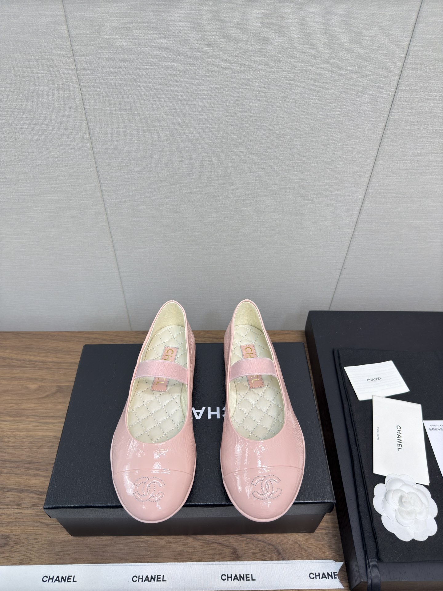 NO:477495,CHANE*｜Xiaoxiang 25c Mary Zhen’s new most beautiful series Soft ballet single shoes Light grandma shoes Xiangjia high-end style always makes people feel capitalized. It looks quite simple style but it’s inexplicably high-end. Many people asked me to work before. This single shoe that I wanted to go to work was recommended by a pair of hands. The small round toe toe determines its style. Commuting style for work is also very inclusive. Suitable for various foot shapes. Imported cowhide and sheepskin. The inner part is made of mixed imported lambskin. It is soft. The original soft sole of the heel height is 1.5cm (customized by 40 and 41), ballet shoes, chanel, chanel, mary jane, cowhide, sheepskin19860909CHANE*｜小香25c 玛丽珍新品最美系列 软软的 芭蕾单鞋 轻盈奶奶鞋  香家高级感这块总让人大写的服气 看起来蛮简单的款式 但上脚就莫名很高阶 之前好多人找我要上班的单鞋这款举双手推荐 小圆头的鞋头决定了它的风格走向 上班通勤款 对脚型的包容度也很高 适合各种各样的脚型 鞋面进口牛皮,羊皮 内里采用混种进口小羊皮 伸进去软软的哦 大底原版软性大底 跟高1.5cm Size35-39（40、41定制）,芭蕾舞鞋,chanel,chanel,mary jane,cowhide,sheepskin,Women's Shoes