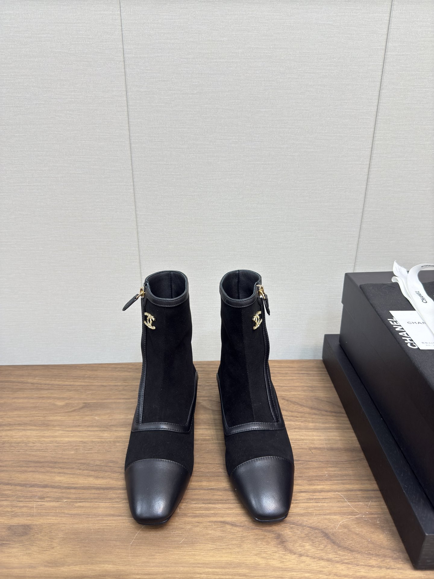 NO:462592,Chanel, new autumn and winter products, catwalk boots, three-dimensional and full diamond lattice, classic elements of small fragrance; paired with the original hardware lace buckle customized with open mold, the sole has a certain thickness, and the height-enhancing effect is also good, giving the overall vision a more handsome and exquisite!  Created with top imported water-dyed Napa calfskin, delicate patterns and excellent texture!  The inner water dyes sheepskin!  Genuine leather sole!  size35-39 (40 customization), boots, chanel, chanel, boots, cowhide, sheepskin, Leather soles19860909Chanel香奈儿 秋冬新品 走秀短靴 立体饱满的菱格,小香经典元素；配搭开模定制的原版五金鞋带扣,鞋底有一定的厚度,增高效果也不错,让整体视觉多了一份帅气和精致！ 顶级进口水染纳帕小牛皮打造,纹路细腻,质感超赞！内里水染羊皮！真皮大底！ size35-39（40定制）,靴子,chanel,chanel,boots,cowhide,sheepskin,Leather soles,Women's Shoes