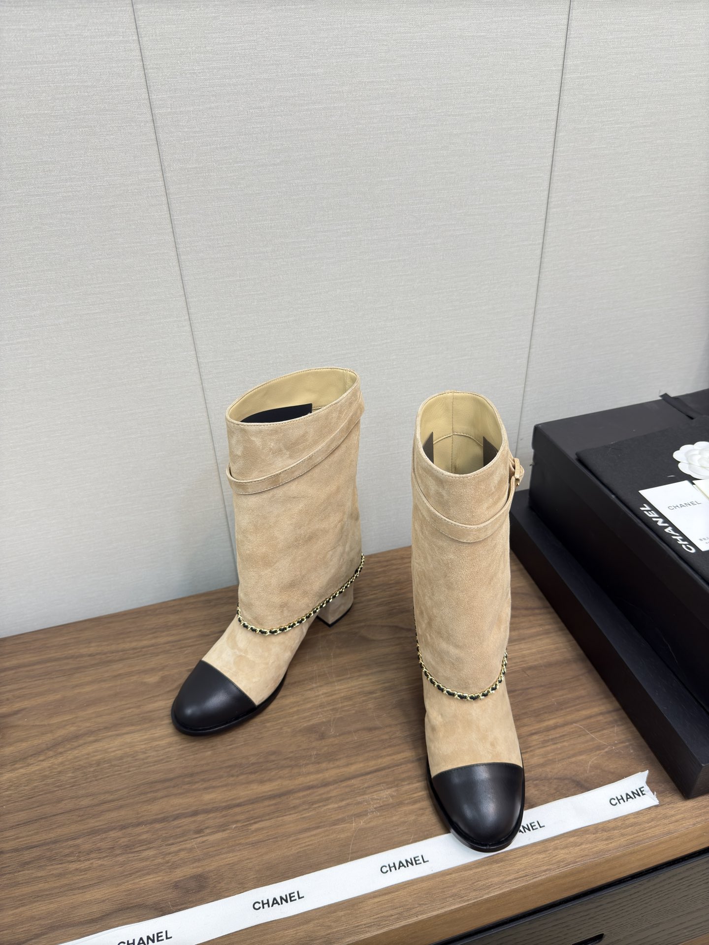 NO:462580,CHANEL Xiaoxiang 22k autumn and winter Paris catwalk trouser boots series... Top version Short boots, high version Original purchase 1:1 development. All major fashion bloggers have a boot that is worn. The feet are very fashionable. The legs are displayed. It looks super good whenever you match it... Fabric imported sheepskin, Yangjing inner imported sheepskin, big sole Italian leather big sole Heel height 6cm Size 35-39 (40/41 custom-made non-return and exchange), boots, chanel, boots, sheepskin, sheep, Leather soles19860909CHANEL 小香22k 秋冬巴黎走秀款 裤靴系列… 顶级版 短靴 ,高版本 原版购入1:1开发 各大时尚博主都有穿的一款靴子 上脚非常时髦 显腿神器,随便搭配都是超级好看… 面料进口羊皮,羊京 内里进口羊皮 大底意大利真皮大底 跟高 6cm 码数35-39（40/41定制不退换）,靴子,chanel,boots,sheepskin,sheep,Leather soles,Women's Shoes