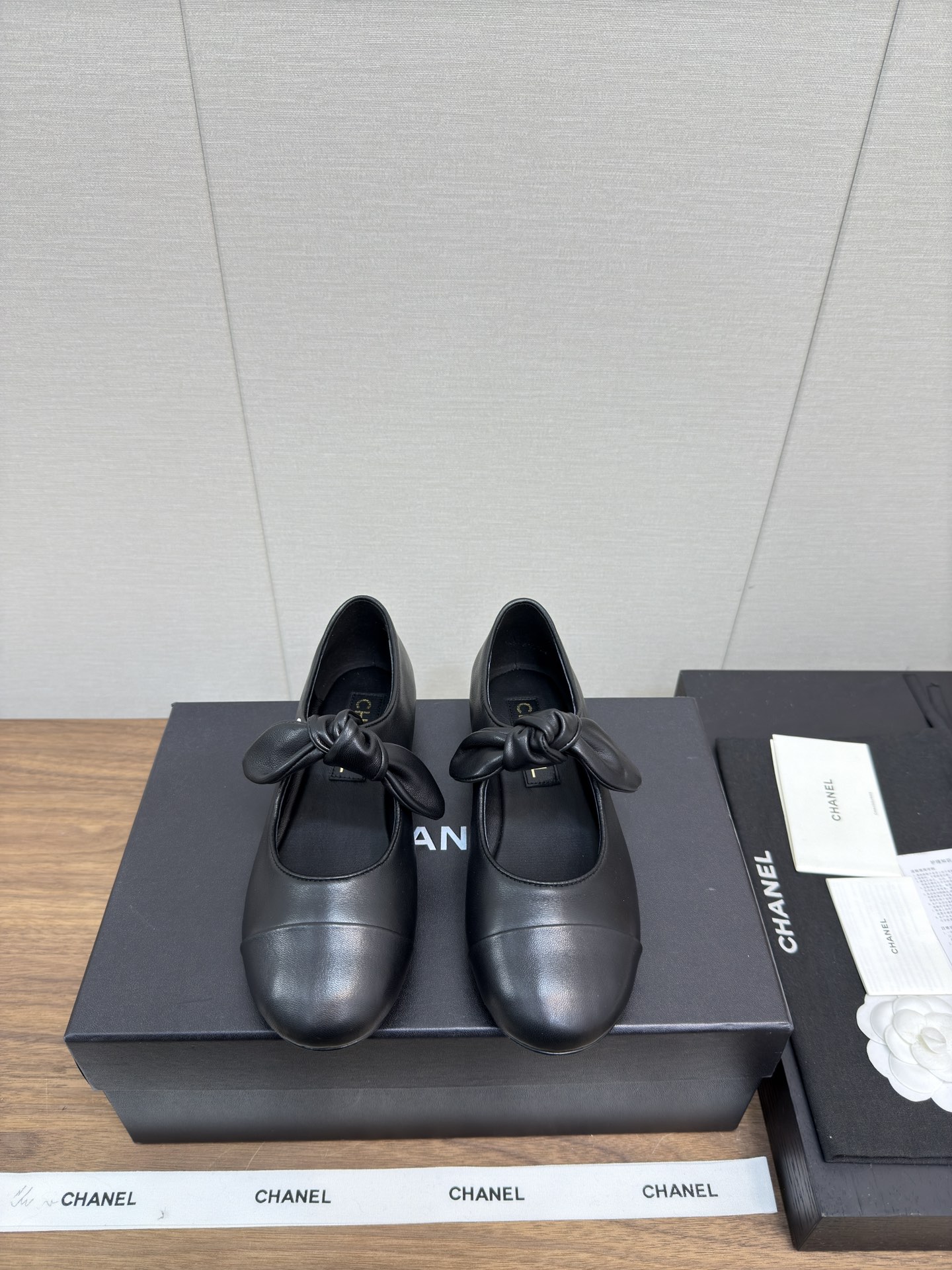 NO:164864,CHANE*｜Xiaoxiang 25c Mary Zhen’s new most beautiful series Soft ballet single shoes Light grandma shoes Xiangjia high-end style always makes people feel capitalized. It looks quite simple style but it’s inexplicably high-end. Many people asked me to work before. This single shoe that I wanted to go to work was recommended by a pair of hands. The small round toe toe determines its style. Commuting style for work is also very inclusive. Suitable for various foot shapes. Imported cowhide and sheepskin. The inner part is made of mixed imported lambskin. It is soft. The original soft sole of the heel height is 1.5cm (customized by 40 and 41), Mary Zhen, chanel, chanel, mary jane, cowhide, sheepskin19860909CHANE*｜小香25c 玛丽珍新品最美系列 软软的 芭蕾单鞋 轻盈奶奶鞋  香家高级感这块总让人大写的服气 看起来蛮简单的款式 但上脚就莫名很高阶 之前好多人找我要上班的单鞋这款举双手推荐 小圆头的鞋头决定了它的风格走向 上班通勤款 对脚型的包容度也很高 适合各种各样的脚型 鞋面进口牛皮,羊皮 内里采用混种进口小羊皮 伸进去软软的哦 大底原版软性大底 跟高1.5cm Size35-39（40、41定制）,玛丽珍,chanel,chanel,mary jane,cowhide,sheepskin,Women's Shoes