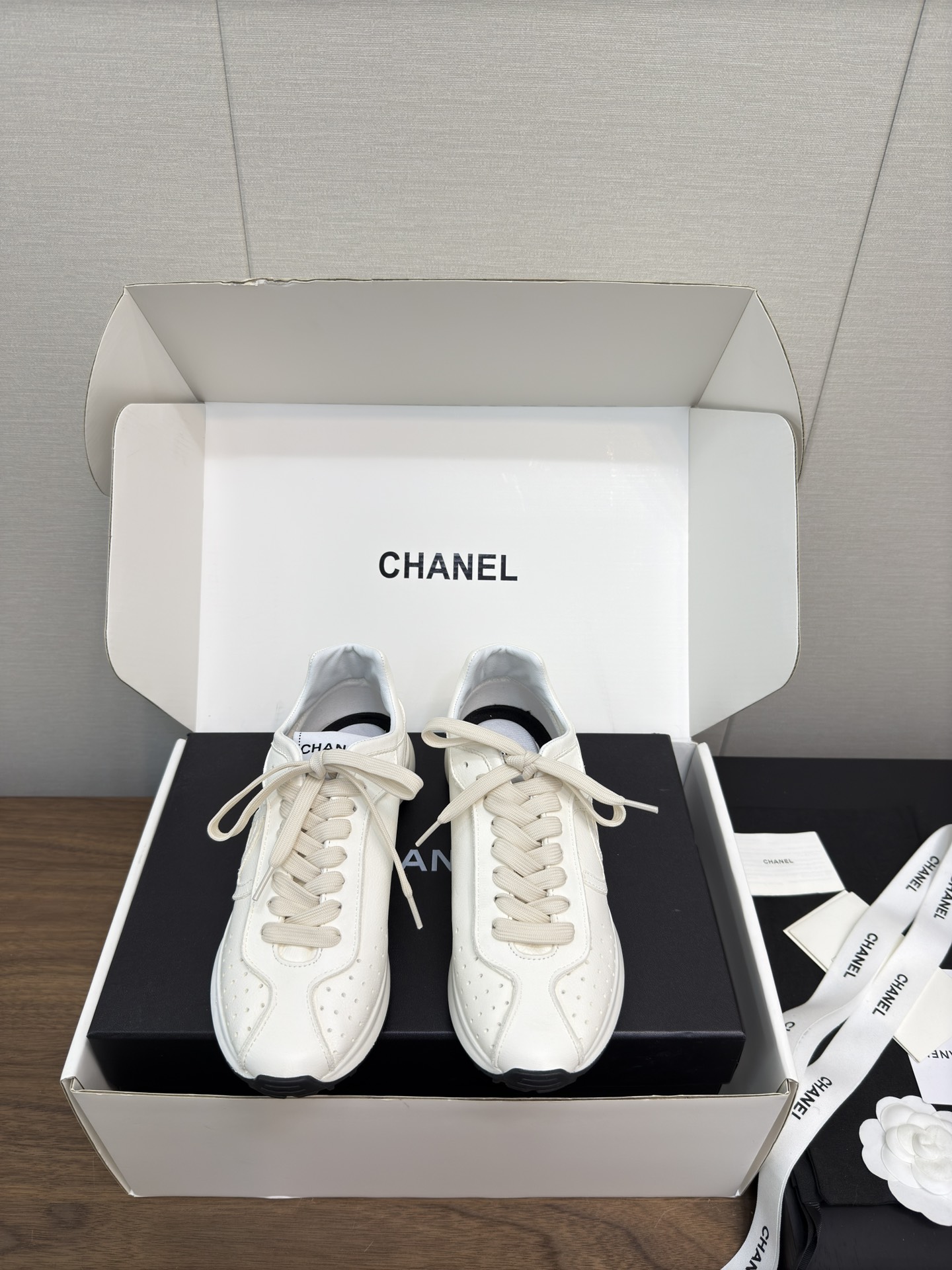 NO:477474,Chanel 25c new early spring casual sneakers, thick sole, top version, white airplane box, Xiaoxiang's casual sneakers this season, full of shit, super comfortable to wear, INS. Various social platforms, bursting wildly!  Classic design, various craftsmanship and electric embroidery styles on the upper, the sole is fashionable, light and sporty, and it is an extraordinary embraces a variety of panda shoes color matching elements. The delivery counter is exquisitely packaged. Fabric: imported high mercerized soft cowhide, original imported breathable net, sheepskin, sole original open mold TPU combination sole, sole thickness 3.5CM Size: Women's 35-41, 40-41 customized, casual shoes/sports shoes, chanel, chanel, sneakers, cowhide, sheepskin19860909Chanel香奈儿25c 新款早春休闲运动鞋 厚底 顶级版本 白飞机盒 小香这季休闲款运动鞋 踩屎感十足 上脚超舒服的,刷爆小红书 INS.各种社交平台,疯狂爆发！经典设计 鞋面多种工艺电绣的风格 大底却时尚轻盈运动 不平凡的拥入了多种熊猫鞋配色元素 配送专柜精美包装 面料:进口高丝光软牛皮 内里原版进口透气网,羊皮 鞋底原版开模TPU组合大底 底厚3.5CM Size: 女款35-41,40-41订做,休闲鞋/运动鞋,chanel,chanel,sneakers,cowhide,sheepskin,Women's Shoes