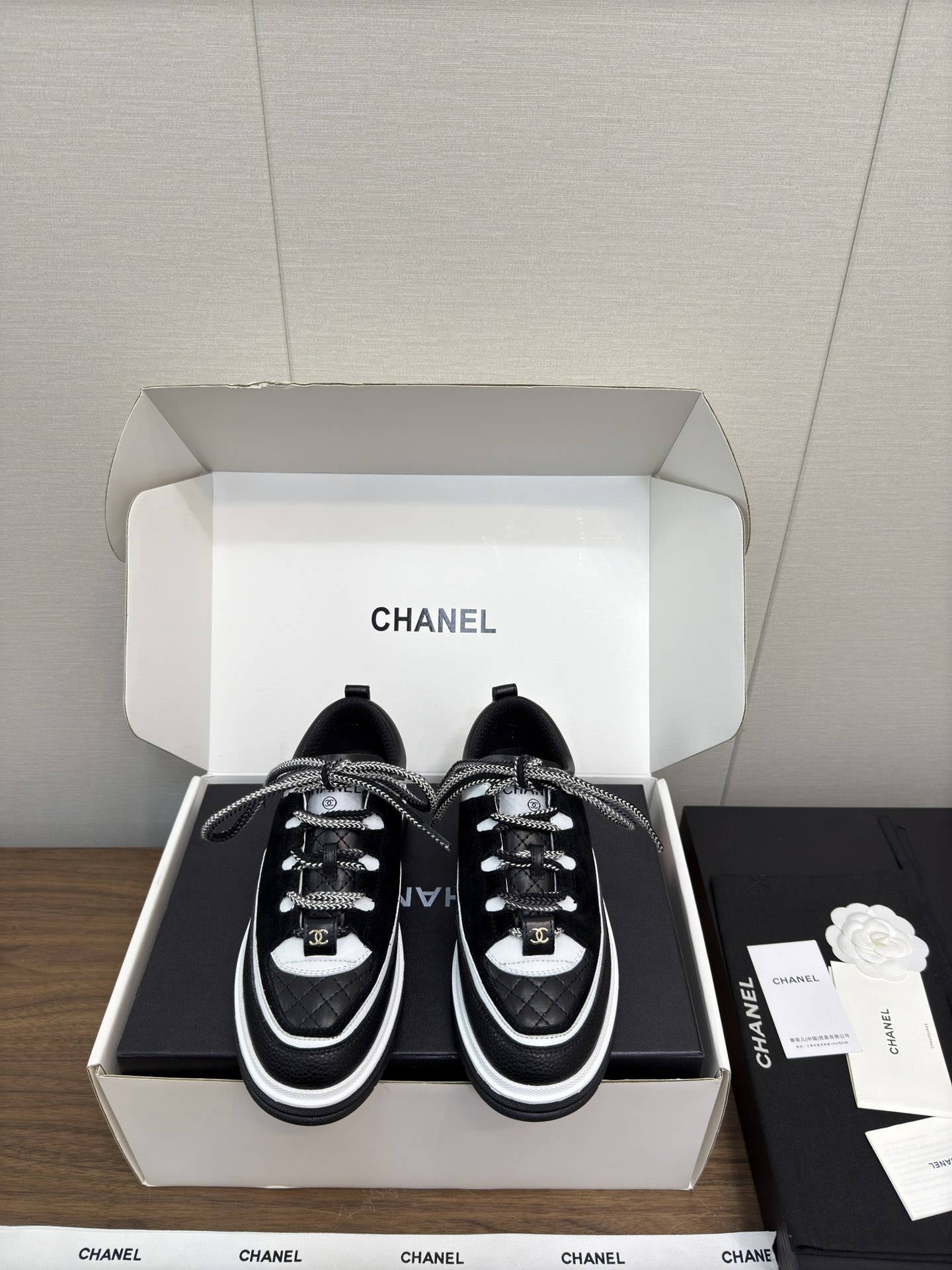 NO:477458,Chanel 25c new early spring casual sneakers, thick sole, top version, white airplane box, Xiaoxiang's casual sneakers this season, full of shit, super comfortable to wear, INS. Various social platforms, bursting wildly!  Classic design, various craftsmanship and electric embroidery styles on the upper, the sole is fashionable, light and sporty, and it is an extraordinary embraces a variety of panda shoes color matching elements. The delivery counter is exquisitely packaged. Fabric: imported high mercerized soft cowhide, original imported breathable net, sheepskin, sole original open mold TPU combination sole, sole thickness 3.5CM Size: Women's 35-41, 40-41 customized, casual shoes/sports shoes, chanel, chanel, sneakers, cowhide, sheepskin19860909Chanel香奈儿25c 新款早春休闲运动鞋 厚底 顶级版本 白飞机盒 小香这季休闲款运动鞋 踩屎感十足 上脚超舒服的,刷爆小红书 INS.各种社交平台,疯狂爆发！经典设计 鞋面多种工艺电绣的风格 大底却时尚轻盈运动 不平凡的拥入了多种熊猫鞋配色元素 配送专柜精美包装 面料:进口高丝光软牛皮 内里原版进口透气网,羊皮 鞋底原版开模TPU组合大底 底厚3.5CM Size: 女款35-41,40-41订做,休闲鞋/运动鞋,chanel,chanel,sneakers,cowhide,sheepskin,Women's Shoes