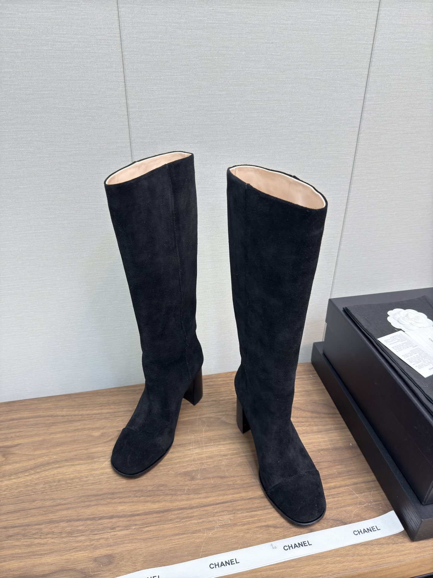 NO:477487,CHANEL Xiaoxiang 24b Autumn and Winter Paris Show Boot Series Original Purchase 1:1 Development Major Fashion Bloggers have a boot that they wear. The feet are very fashionable and the legs are magical. They look super good when they are matched with... Original cowhide imported fabric, imported sheepskin inside, large sole Italian leather, heel height 9.5cm, size 35-39 (40/41 custom-made, non-return and exchange), boots, chanel, boots, cowhide, sheepskin, Leather soles19860909CHANEL小香24b 秋冬巴黎走秀款 靴系列 原版购入1:1开发 各大时尚博主都有穿的一款靴子 上脚非常时髦 显腿神器,随便搭配都是超级好看… 面料进口原版牛皮 内里进口羊皮 大底意大利真皮大底 跟高 9.5cm 码数35-39（40/41定制不退换）,靴子,chanel,boots,cowhide,sheepskin,Leather soles,Women's Shoes