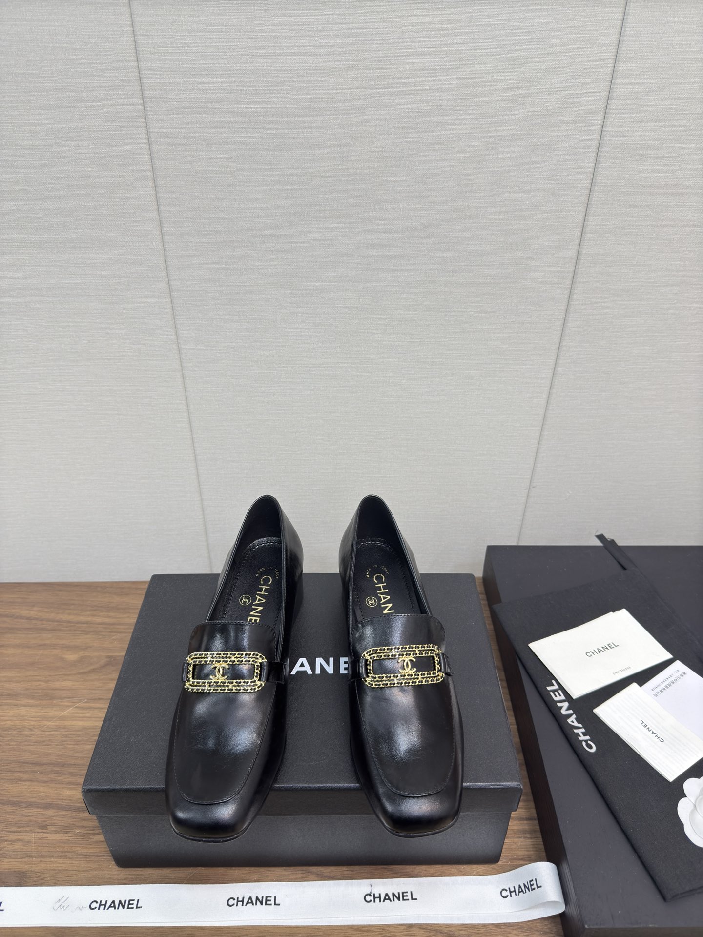 NO:238711,a 25c early spring style loafers, slippers, thick soles, small leather shoes, top pairs, four seasons loafers, unique elements of small fragrance, chain matching, small thick heels, water table height, thin upper legs, light luxury and fashionable, work, daily wear, no tired feet, fabric original sheepskin, butter leather, heel height 4.5cm, original dyed open molded large sole leather, digital 35-41 (ordered 40-41) are all equipped with genuine Italian packaging, loafers, loafers, sheepskin19860909a 25c 早春款 乐福单鞋 便鞋 厚底 小皮鞋 顶级对版 四季乐福鞋 小香独特元素 链条搭配 小粗跟水台增高,上腿显细～轻奢时髦 上班 日常穿搭不累脚 面料原版羊皮 牛油皮 跟高4.5cm ,原版透染开模大底皮 数码35-41（40-41订） 均配有意大利正品包装,乐福鞋,loafers,sheepskin,Women's Shoes