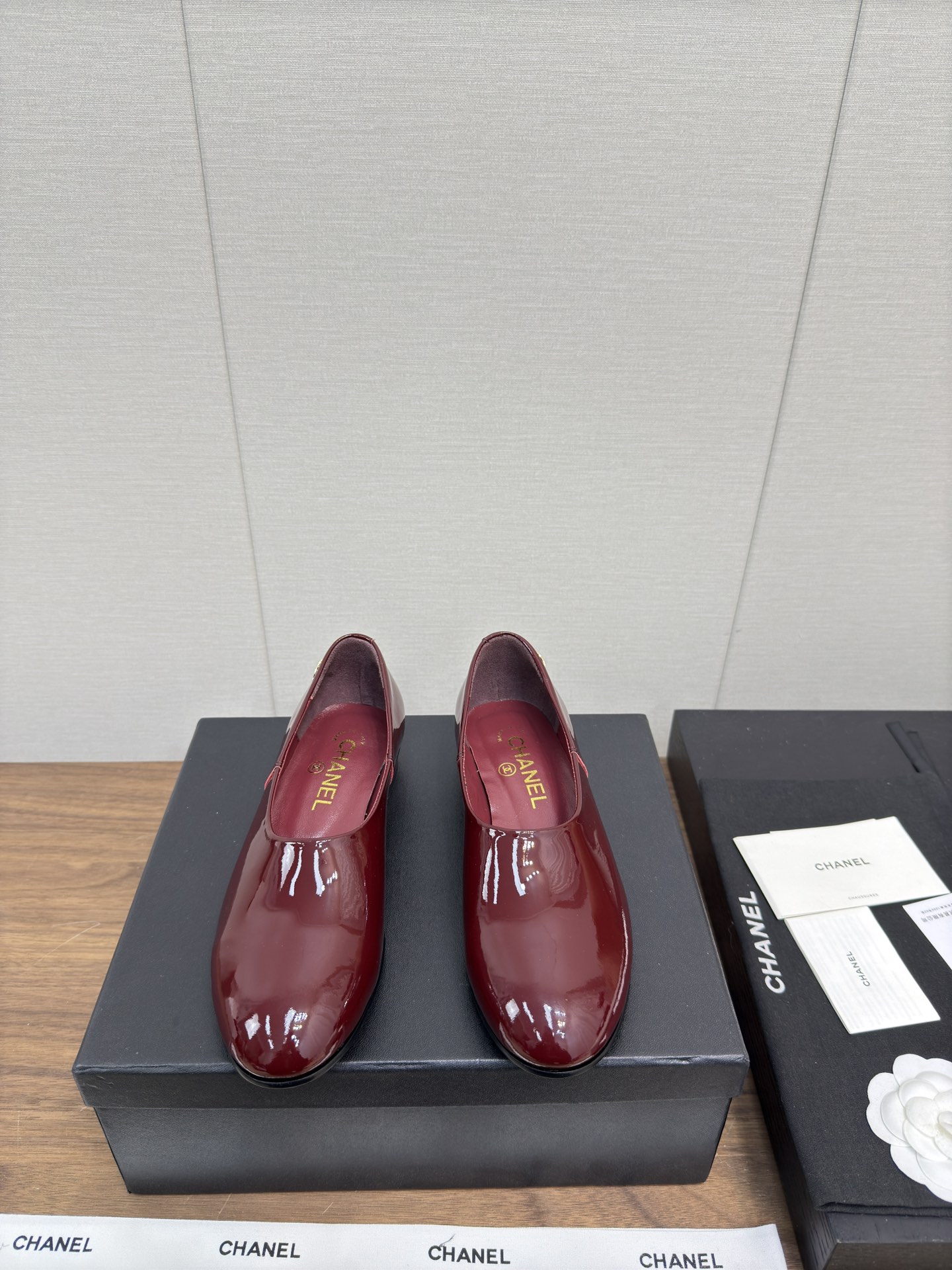 NO:417469,a 25c early spring style loafers, slippers, thick soles, small leather shoes, top pairs, four seasons loafers, unique elements of small fragrance, chain matching, small thick heels, water table height, thin upper legs, light luxury and fashionable, work, daily wear, no tired feet, fabric original sheepskin, butter leather, heel height 4.5cm, original dyed open molded large sole leather, digital 35-41 (ordered 40-41) are all equipped with genuine Italian packaging, loafers, loafers, sheepskin19860909a 25c 早春款 乐福单鞋 便鞋 厚底 小皮鞋 顶级对版 四季乐福鞋 小香独特元素 链条搭配 小粗跟水台增高,上腿显细～轻奢时髦 上班 日常穿搭不累脚 面料原版羊皮 牛油皮 跟高4.5cm ,原版透染开模大底皮 数码35-41（40-41订） 均配有意大利正品包装,乐福鞋,loafers,sheepskin,Women's Shoes