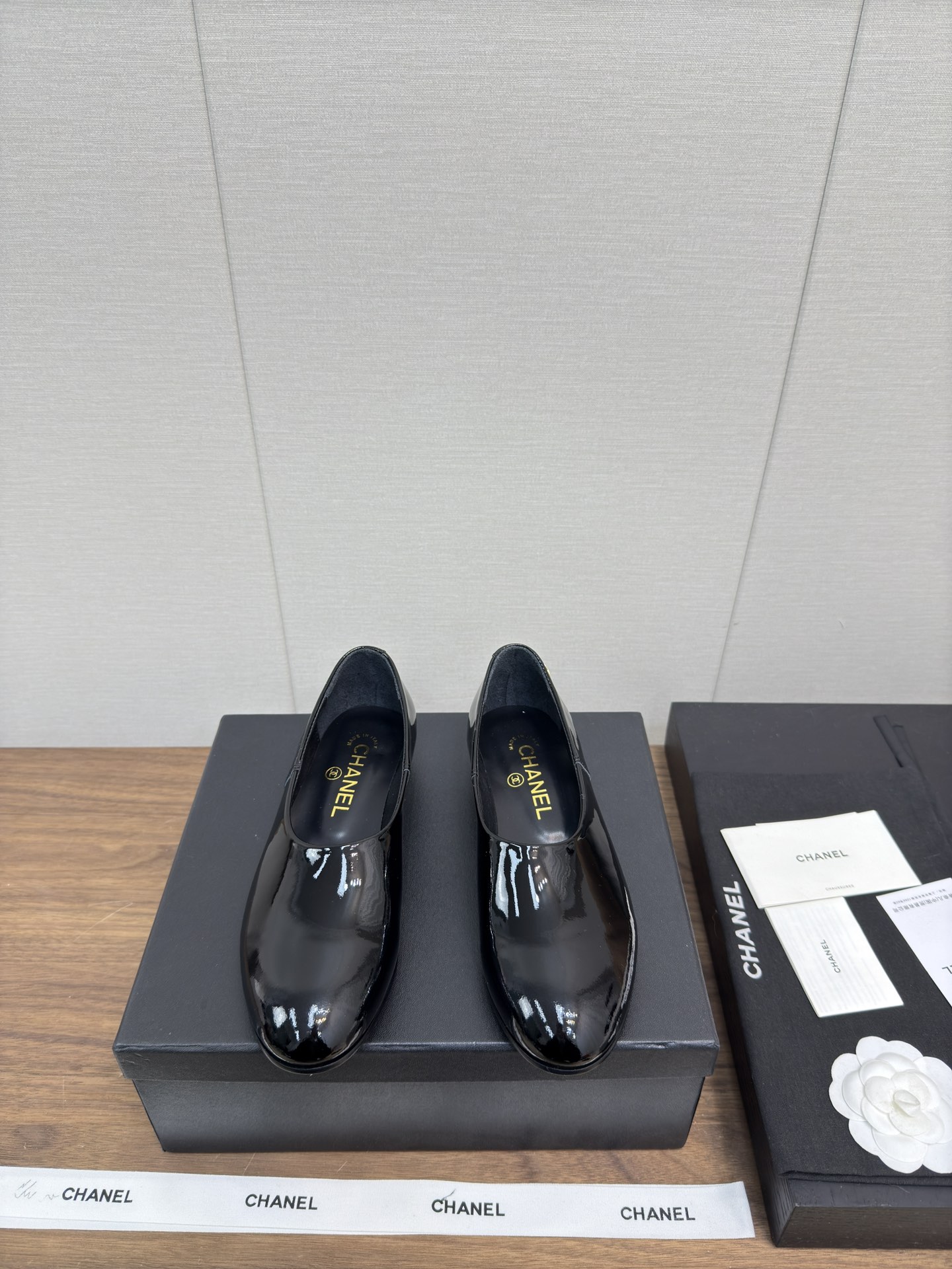 NO:417476,a 25c early spring style loafers, slippers, thick soles, small leather shoes, top pairs, four seasons loafers, unique elements of small fragrance, chain matching, small thick heels, water table height, upper legs look thinner ~ light luxury and fashionable, work, daily wear, no tired feet, fabric original sheepskin, butter leather, heel height 2.5cm, original dyed open molded large sole leather, digital 35-41 (ordered 40-41) are all equipped with genuine Italian packaging, loafers, loafers, sheepskin19860909a 25c 早春款 乐福单鞋 便鞋 厚底 小皮鞋 顶级对版 四季乐福鞋 小香独特元素 链条搭配 小粗跟水台增高,上腿显细～轻奢时髦 上班 日常穿搭不累脚 面料原版羊皮 牛油皮 跟高2.5cm ,原版透染开模大底皮 数码35-41（40-41订） 均配有意大利正品包装,乐福鞋,loafers,sheepskin,Women's Shoes