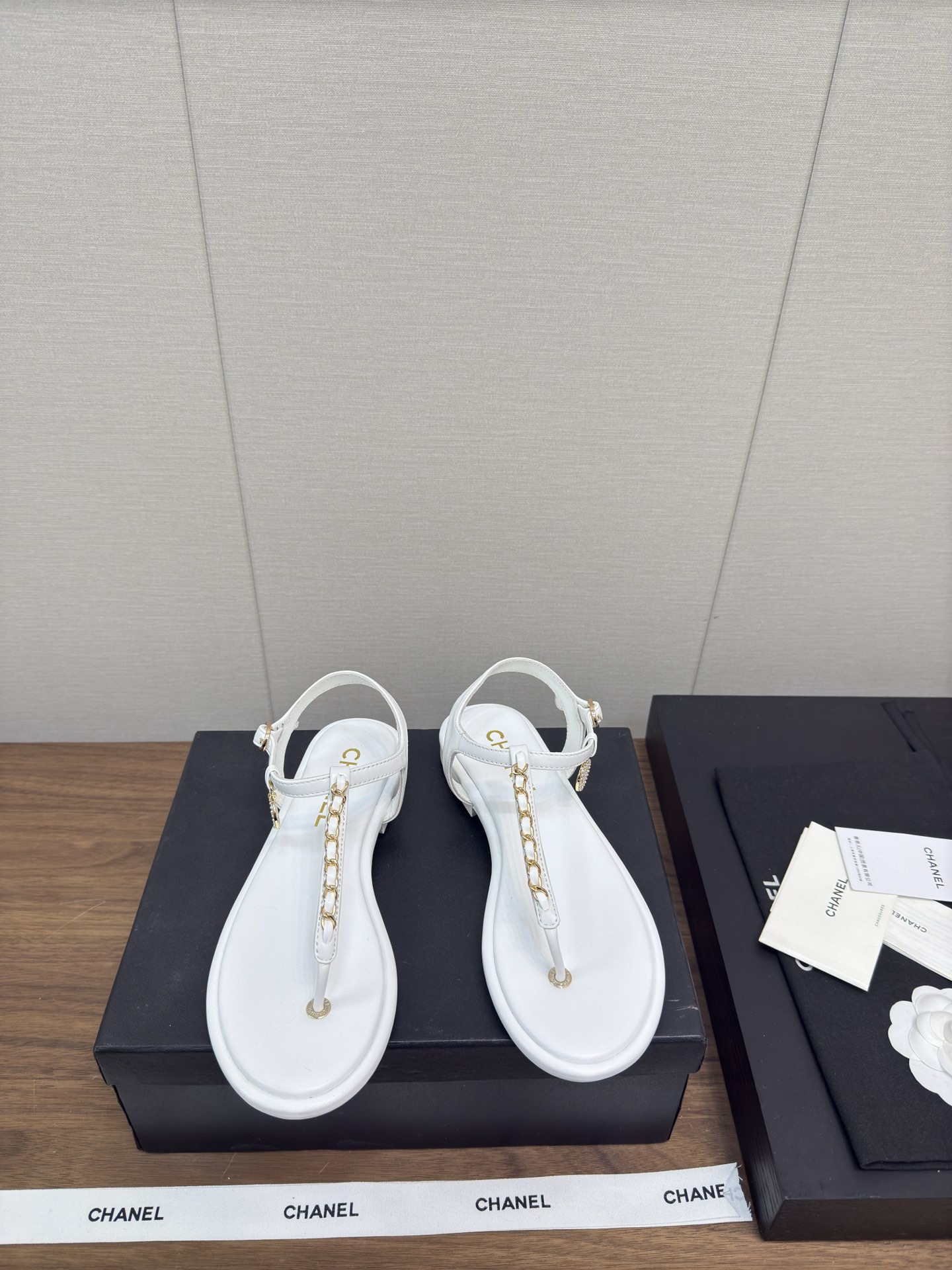 NO:417540,Chanel 25c spring and summer catwalk flat sandals Exclusive custom chain decoration Unique small fragrance style Light luxury and fashionable Precision to 11 Light luxury without tiring your feet, you can match spring and summer clothing at will, more texture and taste, simple and luxurious appearance, even if it is just a sandal, it is definitely a must-have item for summer shoe cabinets. Imported upper lambskin inner lining imported sheepskin inner lining Italian leather outsole high flat sole 1.5cm Size 35-40 (40.41. Custom made no return or exchange), split-toed shoes, chanel, sandals, sheepskin, Leather soles19860909Chanel 25c 春夏走秀款 平底凉鞋 独家定制链条装饰 独特小香风格 轻奢时髦 精确到11 轻奢而不累脚、上脚可随意搭配春夏的服饰、更加彰显质感和品味、简约中带奢华的外观、哪怕只是一款凉鞋 绝对是要在夏日鞋柜必备双单品 鞋面进口小羊皮 内里进口羊皮内里 大底意大利真皮大底 跟高平底 1.5cm 码数35-40（40.41.订做不退换）,分趾鞋,chanel,sandals,sheepskin,Leather soles,Women's Shoes