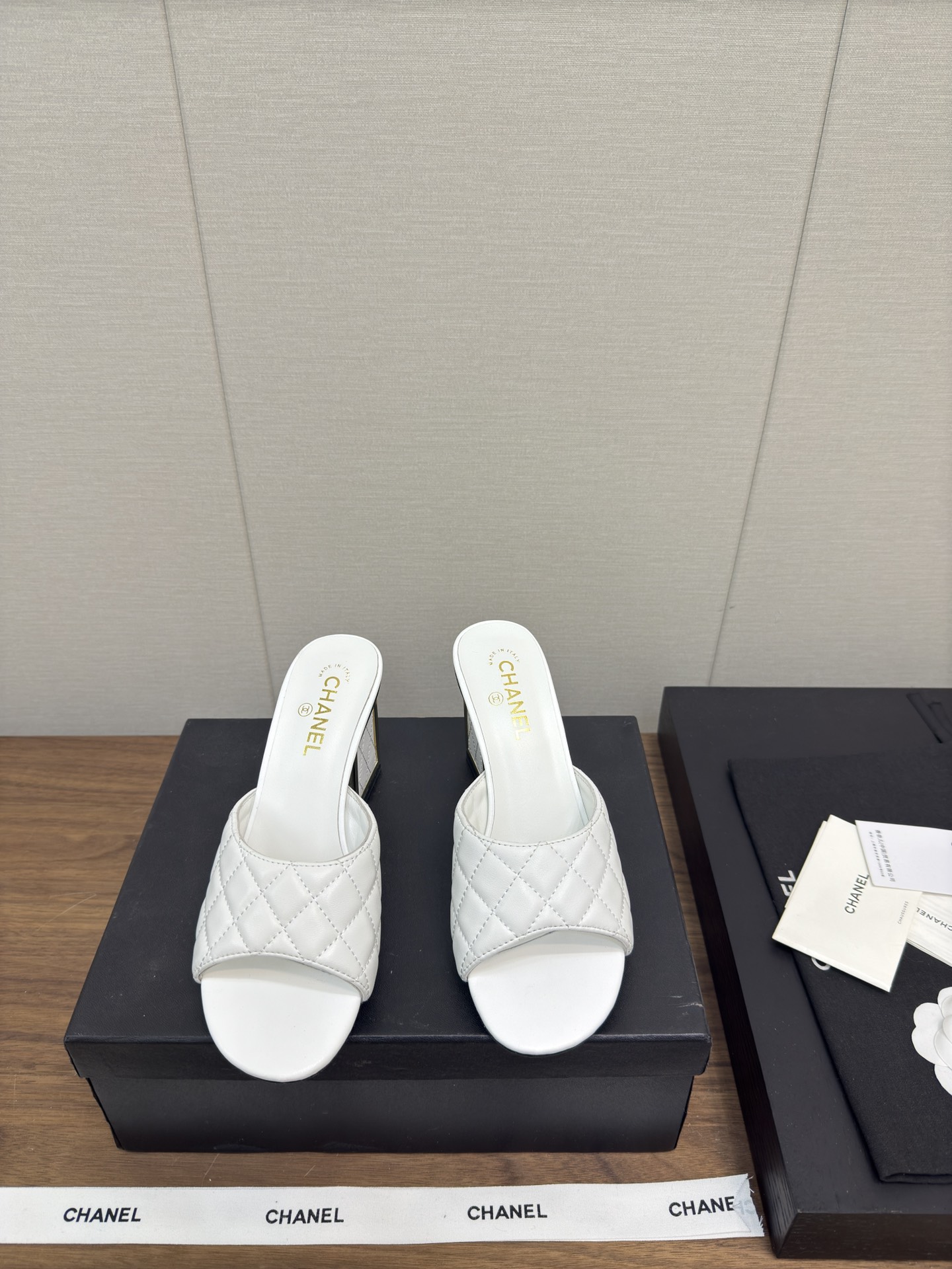 NO:417530,Chanel 25c spring and summer catwalk style thick heel sandals Exclusive custom chain decoration Unique small fragrance style Light luxury fashionable Accurate to 11 Light luxury without tiring your feet, you can match spring and summer clothing at will, more texture and taste, simple and luxurious appearance, even if it is just a sandal, it is definitely a must-have item for summer shoe cabinets. Imported upper lambskin inner lambskin inner lambskin outsole Italian genuine leather outsole heel high thick heels 7.5cm Size 35-40 (40.41. Custom made no return or exchange), high heels slippers, chanel, sandals, high heels, slippers, sheepskin, Leather soles19860909Chanel 25c 春夏走秀款 粗跟凉拖鞋 独家定制链条装饰 独特小香风格 轻奢时髦 精确到11 轻奢而不累脚、上脚可随意搭配春夏的服饰、更加彰显质感和品味、简约中带奢华的外观、哪怕只是一款凉鞋 绝对是要在夏日鞋柜必备双单品 鞋面进口小羊皮 内里进口羊皮内里 大底意大利真皮大底 跟高粗跟 7.5cm 码数35-40（40.41.订做不退换）,高跟鞋拖鞋,chanel,sandals,high heels,slippers,sheepskin,Leather soles,Women's Shoes