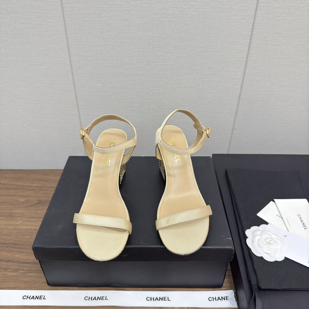 NO:417523,Chanel 25c spring and summer catwalk style thick heel sandals Exclusive custom chain decoration Unique small fragrance style Light luxury fashionable Accurate to 11 Light luxury without tiring your feet, you can match spring and summer clothing at will, more texture and taste, simple and luxurious appearance, even if it is just a sandal, it is definitely a must-have item for summer shoe cabinets. Upper imported lambskin inner imported lambskin inner outsole Italian genuine leather outsole Heel high thick heel 3.5, 7.5cm Size 35-40 (40.41. Custom made no return or exchange), high heels sandals, chanel, sandals, high heels, sheepskin, Leather soles19860909Chanel 25c 春夏走秀款 粗跟凉鞋 独家定制链条装饰 独特小香风格 轻奢时髦 精确到11 轻奢而不累脚、上脚可随意搭配春夏的服饰、更加彰显质感和品味、简约中带奢华的外观、哪怕只是一款凉鞋 绝对是要在夏日鞋柜必备双单品 鞋面进口小羊皮 内里进口羊皮内里 大底意大利真皮大底 跟高粗跟 3.5,7.5cm 码数35-40（40.41.订做不退换）,高跟鞋凉鞋,chanel,sandals,high heels,sheepskin,Leather soles,Women's Shoes