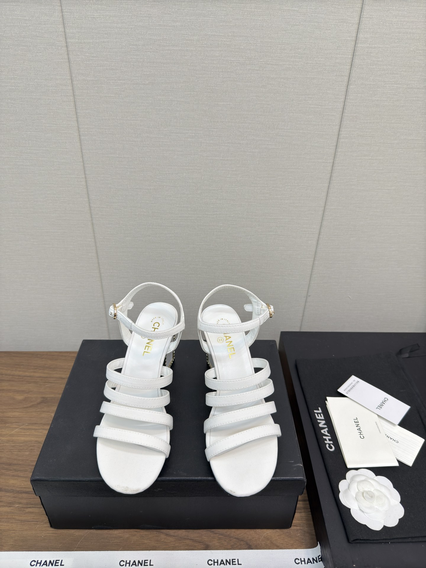 NO:417515,Chanel 25c spring and summer catwalk style thick heel Roman sandals Exclusive custom chain decoration Unique small fragrance style Light luxury fashionable Accurate to 11 Light luxury without tiring your feet, you can match spring and summer clothing at will, more texture and taste, simple and luxurious appearance, even if it is just a sandal, it is definitely a must-have item for summer shoe cabinets. Upper imported lambskin inner imported lambskin inner outsole Italian leather outsole Heel high thick heel 3.5, 7.5cm Size 35-40 (40.41. Custom made no return or exchange), high heels sandals, chanel, sandals, high heels, sheepskin, Leather soles19860909Chanel 25c 春夏走秀款 粗跟罗马凉鞋 独家定制链条装饰 独特小香风格 轻奢时髦 精确到11 轻奢而不累脚、上脚可随意搭配春夏的服饰、更加彰显质感和品味、简约中带奢华的外观、哪怕只是一款凉鞋 绝对是要在夏日鞋柜必备双单品 鞋面进口小羊皮 内里进口羊皮内里 大底意大利真皮大底 跟高粗跟 3.5,7.5cm 码数35-40（40.41.订做不退换）,高跟鞋凉鞋,chanel,sandals,high heels,sheepskin,Leather soles,Women's Shoes