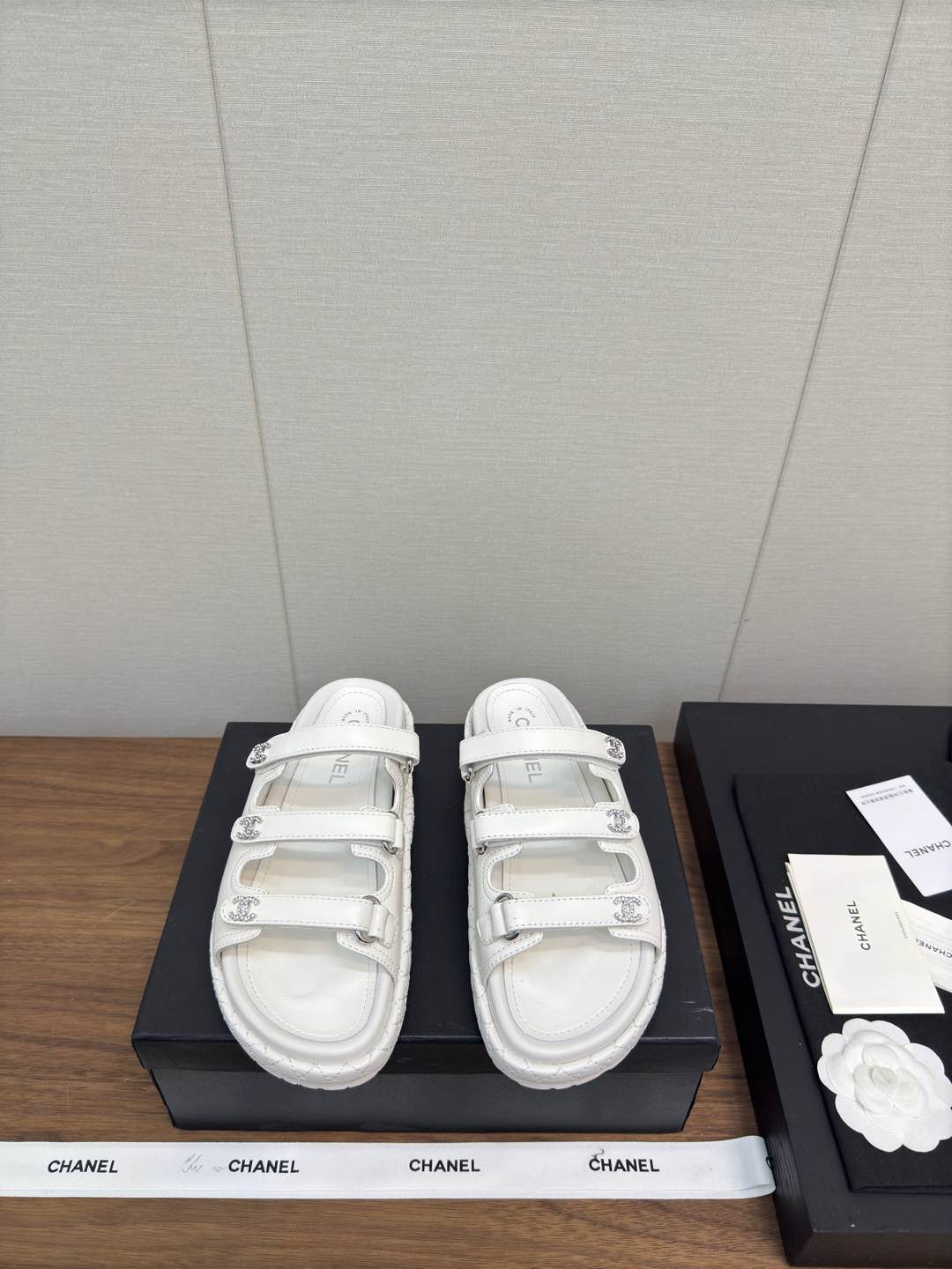 NO:417506,Chanel 25c Early Spring and Summer Velcro Beach Slippers High-version Slippers, Sandals Small Flavor Ss Spring and Summer New Style!  Beach shoes are booming on the entire network!  The latest model of the counter, I still want to buy it with my feet. Popular and popular products must be ranked. All four seasons of matching are invincible. Various bloggers and internet celebrity styles are all visible. Super recommended. Upper sheepskin upper, inner sheepskin original mold replica rubber sole size35-40 (customized by 40, 41), slippers sandals, chanel, chanel, sandals, slippers, sheepskin19860909Chanel香奈儿 25c 早春夏 魔术贴沙滩拖鞋 高版本 拖鞋 ,凉鞋 小香 ss 春夏新款！沙滩鞋全网爆爆爆！专柜最新款,上脚依然让我心甘情愿剁手入,人气爆款必须得有它排名,四季搭配都无敌了,各种博主、网红范搭配尽显眼前,超级推荐 鞋面羊皮面,内里羊皮 原版开模复刻橡胶底 size35-40（40、41定制）,拖鞋凉鞋,chanel,chanel,sandals,slippers,sheepskin,Women's Shoes