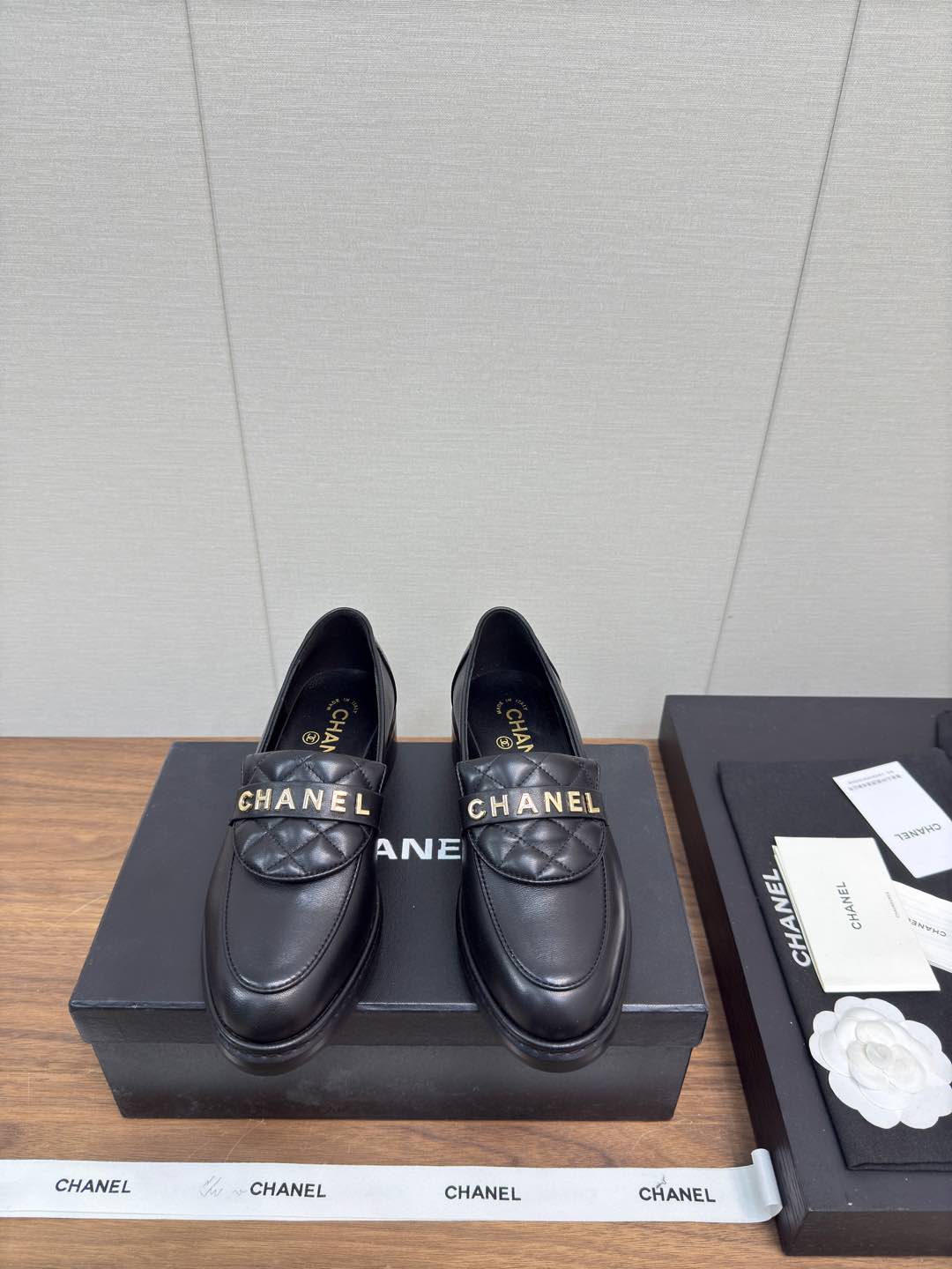 NO:417497,a 25c early spring style loafers, slippers, thick soles, small leather shoes, top pairs, four seasons loafers, unique elements of small fragrance, chain matching, small thick heels, water table height, upper legs look thinner ~ light luxury and fashionable, work, daily wear, no tired feet, fabric original sheepskin, butter leather, heel height 3cm, original dyed open molded large sole leather, digital 35-41 (ordered 40-41) are all equipped with genuine Italian packaging, loafers, loafers, sheepskin19860909a 25c 早春款 乐福单鞋 便鞋 厚底 小皮鞋 顶级对版 四季乐福鞋 小香独特元素 链条搭配 小粗跟水台增高,上腿显细～轻奢时髦 上班 日常穿搭不累脚 面料原版羊皮 牛油皮 跟高3cm ,原版透染开模大底皮 数码35-41（40-41订） 均配有意大利正品包装,乐福鞋,loafers,sheepskin,Women's Shoes