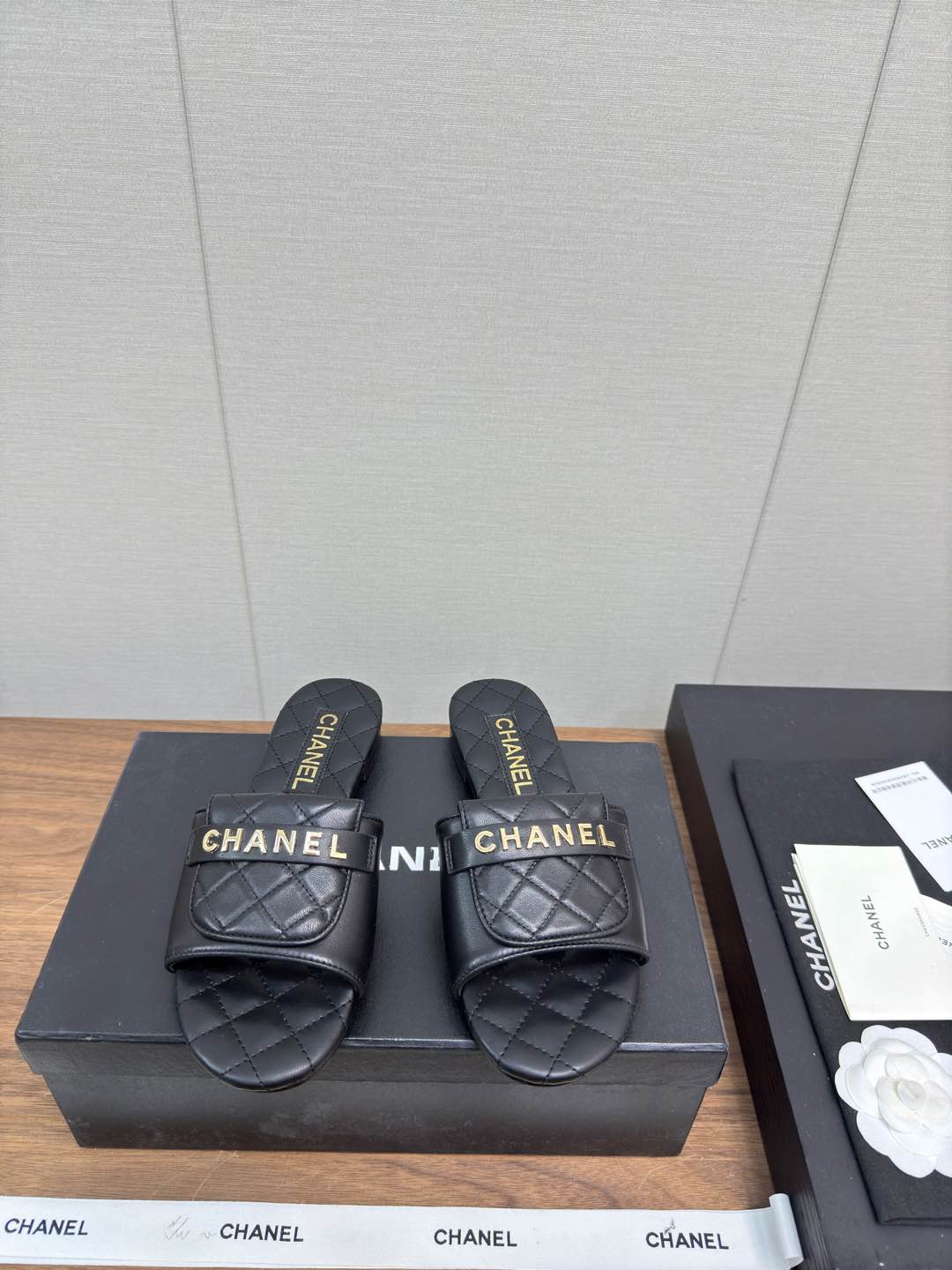 NO:417490,Chanel 25c new diamond flat slippers Top version The must-have sandals series for spring and summer Super beautiful and elegant original custom made material upper The inner foot pad is silk sheepskin imported from Italy Full set of packaging size: 35-40, 40 custom made, slippers, chanel, chanel, slippers, sheepskin, Leather soles19860909Chanel 香奈儿25c 新款 菱格平底拖鞋  顶级版本 春 夏天必入的凉拖系列 上脚超级美丽优雅 原版定制编制 材质鞋面 内里垫脚是丝绸羊皮 意大利进口真皮大底 全套包装 size:35-40,40订做,拖鞋,chanel,chanel,slippers,sheepskin,Leather soles,Women's Shoes