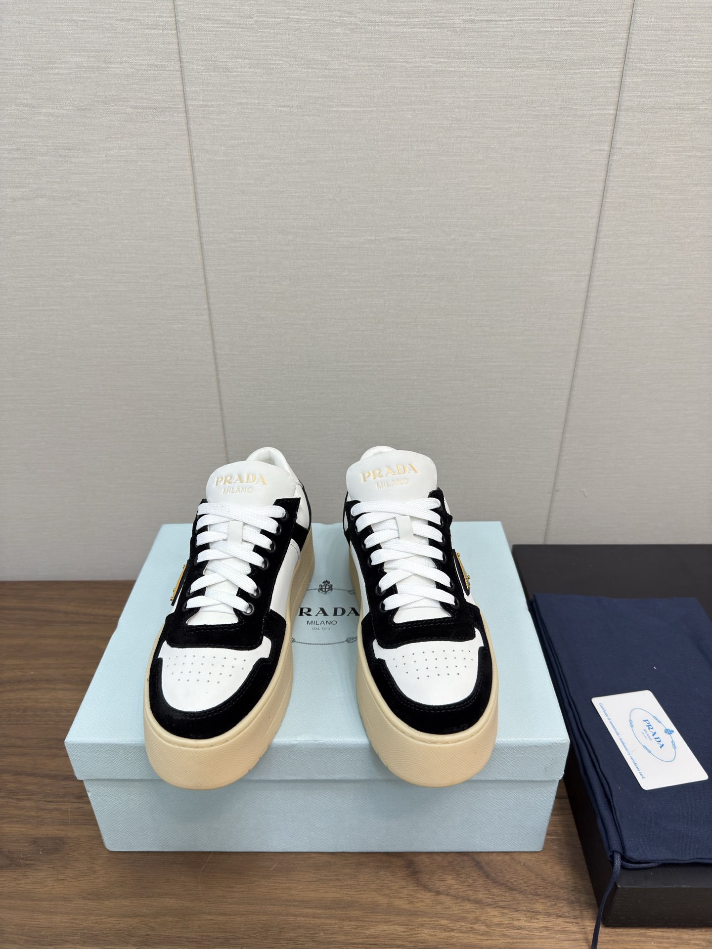 NO:164874,Top version Prada Prada Latest Downtown Bold series Thick sole Sponge shoes Triangle logo Casual shoes Sneakers White shoes Original purchase and development Made of goods Downtown Bold sports shoes draw inspiration from basketball shoes from the 1980s, with a sports style design and exquisite details. It is made of perforated leather, and the unique thick sole presents a unique and modern style. The Prada logo is interpreted through different angles, decorated with the iconic enameled triangle metal logo, showing a unique classic style. The delivery counter is exquisitely packaged Fabric: Original custom imported top layer cowhide Inner: Original imported sheepskin Outsole: Original open molded rubber outsole Sole: 4.5CM Size: Women's 35-41 (40  41 Custom made no return or exchange), casual shoes/sports shoes, prada, prada, sneakers, cowhide, sheepskin19860909顶级版 Prada普拉达 最新Downtown Bold系列 厚底  松糕鞋 三角标 休闲鞋运动鞋 小白鞋 原版购入开发 做货 Downtown Bold运动鞋从1980年代的篮球鞋汲取灵感,运动风设计搭配精致细节.采用穿孔皮革打造,个性的厚底呈现别具一格的现代风格.通过不同角度演绎Prada徽标,饰有标志性的涂珐琅三角形金属徽标,彰显别具一格的经典格调 配送专柜精美包装 面料: 原版定制进口头层牛皮 内里: 原版进口羊皮 大底: 原版开模橡胶大底 底厚: 4.5CM Size: 女款35-41（40 41定做不退不换）,休闲鞋/运动鞋,prada,prada,sneakers,cowhide,sheepskin,Women's Shoes