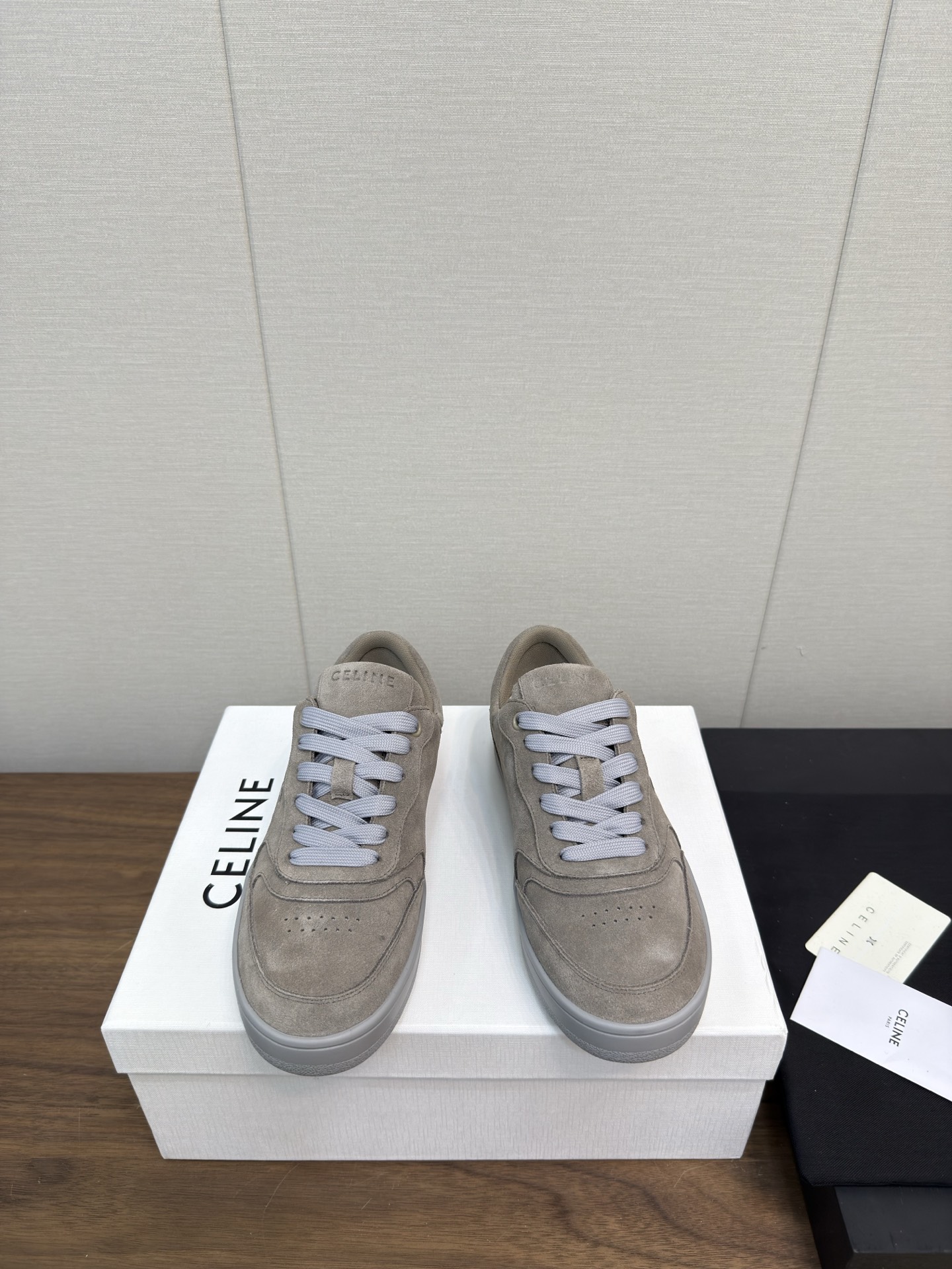 NO:164877,Top version Thin sole Thick sole CELINE 25/Latest lace-up Thick sole Casual shoes Clean and neat, increase height and make legs thin, whether worn alone or with wide-leg pants, high street and retro, let's make CELINE girls. Upper imported cow back velvet/imported cowhide. Inner original breathable net. Outsole original 11 Size#35-40 (40 custom made without return or exchange), casual shoes/sports shoes, celine, celine, sneakers, cowhide19860909顶级版本 薄底 厚底 CELINE赛琳 25/最新 系带 厚底 休闲鞋 干净利落,增高显腿细,无论是单穿还是搭配阔腿裤,高街又复古一起来做CELINE女孩 鞋面进口牛反绒/进口牛皮  内里原版透气网里 大底原版11 Size#35-40（40定做不退换）,休闲鞋/运动鞋,celine,celine,sneakers,cowhide,Women's Shoes