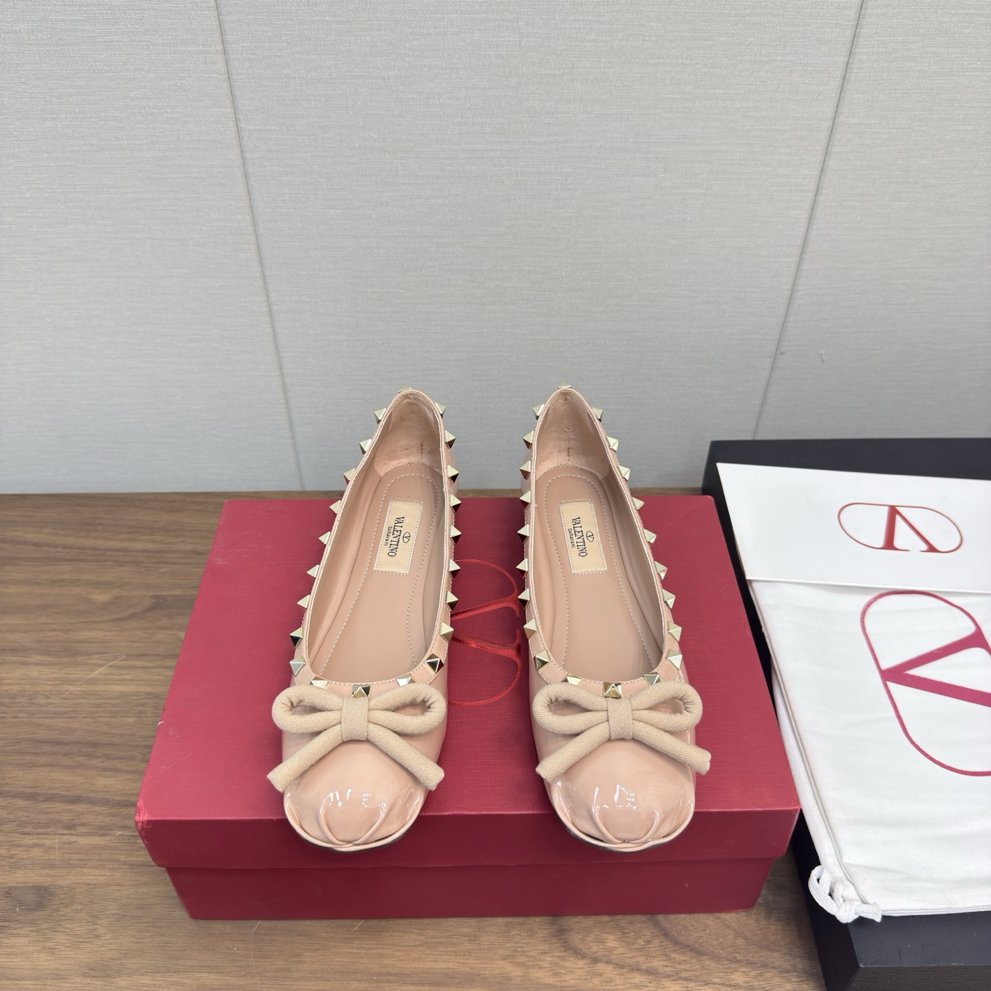 NO:164871,VALENTIN* Valentino New ballet flat shoes rivets with ballet shoes elements, which make people see at first sight. It is simply a sweet and cool perfect match. It can be salty or sweet. My dream shoes. Upper silk fabric, patent leather inner sheepskin outsole Italian leather outsole size 35-39 (40.41.42 custom made without return or replacement), ballet shoes, valentino, valentino, flats, sheepskin, real silk, Leather soles19860909VALENTIN* 华伦天奴 新款芭蕾舞平底鞋 铆钉搭配芭蕾舞鞋元素  让人眼前一看 简直就是甜美酷酷的完美适配 可盐可甜 我的梦中情鞋 鞋面真丝面料,漆皮 内里羊皮 大底意大利真皮大底 码数35-39（40.41.42定做不退不换）,芭蕾舞鞋,valentino,valentino,flats,sheepskin,real silk,Leather soles,Women's Shoes