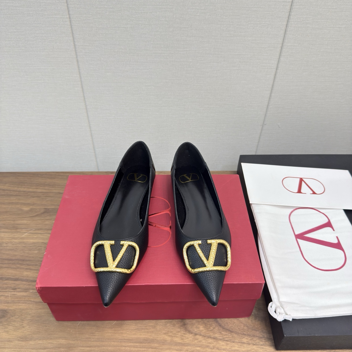 NO:164865,【Valentin*】Walentin rhinestones large V-button sandals, single shoes, the latest series of counters, the highest version The bronze diamond buckle series released by V this time can be said to be very popular. It abandons the usual rivet elements, simplifies the complexity, and is more refined and durable. It is copied according to the genuine 11. The foot is very pedicure-shaped. The key is that it is very easy to control. It does not grind the feet and does not tickle the feet. The walking artifact is completely compared with the counter. The details are perfect. Without the original version, you can't make such exquisiteness!  (Note! The heel shape and height are exclusively made according to the original version, not arbitrarily replaced by the market) The color and texture of the fastener are consistent with the original version. Note that the leather outsole is also made of wood grain stripes according to the original version. Size 35-39 (34, 40, 41, 42 sizes are not returned or replaced), single shoes, valentino, valentino, sandals, Leather soles19860909【Valentin*】华伦水钻大V扣凉鞋,单鞋 专柜最新系列 最高版本 V家这次出的古铜钻扣系列可以说是非常火爆了 抛弃了一贯的铆钉元素 化繁为简 更加精致耐看按正品11复制 上脚非常修脚型 重点是很好非常好驾驭 不磨脚不累脚 行走神器,楦型完全对比专柜 细节完美 没有原版是做不出这样精致！（注！鞋跟型及高度是按原版独家开模具,不是市场随意代替）扣件颜色与质感与原版一致,注意真皮大底也按照原版做出木纹条状 码数35-39（34、40、41、42码不退不换）,单鞋,valentino,valentino,sandals,Leather soles,Women's Shoes