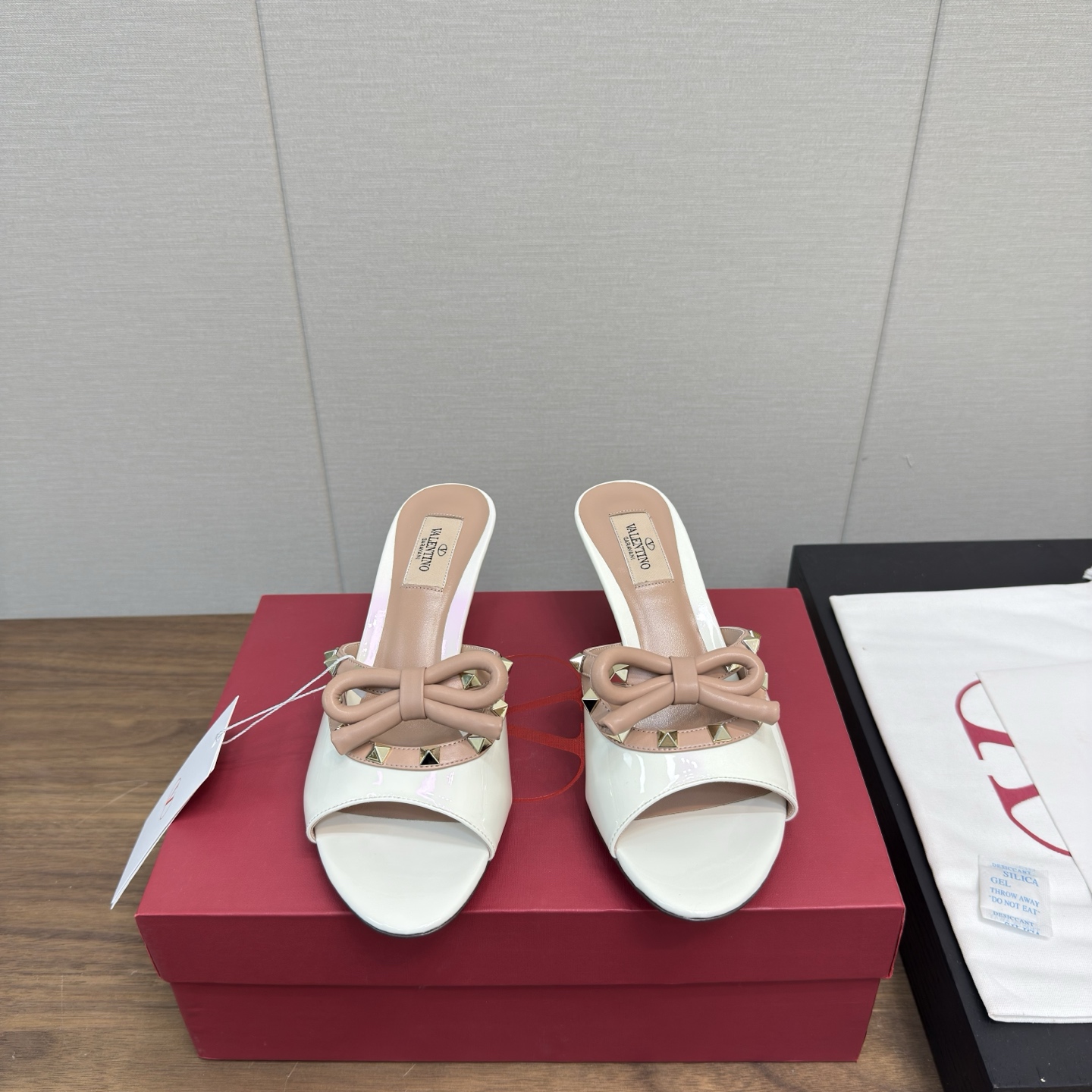 NO:164860,VALEN*TINO ROCKSTUD rivet bow high heel sandals, another perfect design, especially the bow is completely 11 perfect replica (leather bow) is also the finishing touch, showing elegant temperament on the upper, patent leather inner sheepskin, outsole Italian leather outsole, heel height 6cm, size 35-39 (40.41.42 custom made without return or replacement), semi-drag, valentino, valentino, sandals, sheepskin, Leather soles19860909VALEN*TINO 华伦ROCKSTUD  铆钉蝴蝶结高跟凉鞋,又一完美的设计尤其是蝴蝶结完全11完美复刻（皮蝴蝶结）也是点睛之笔,上脚尽显优雅气质♀♀♀♀♀ 鞋面漆皮 内里羊皮 大底意大利真皮大底 跟高6cm 码数35-39（40.41.42定做不退不换）,半拖,valentino,valentino,sandals,sheepskin,Leather soles,Women's Shoes