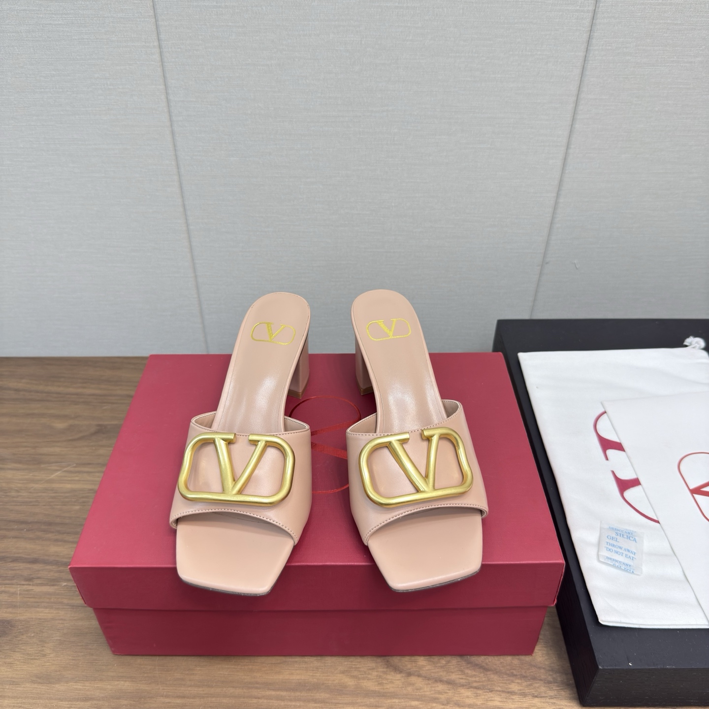 NO:164862,Valentin* Valentin* The long-lasting cool half-slippers in spring and summer are particularly recognizable. Must-have when going out in early summer. Calfskin   rivets   thick heels are more fashionable. Black is a versatile summer. It is suitable for both workplace and daily occasions. Heel height: 6.5cm. Number of sizes: 34-42, 34.41.42. Customized, semi-drag, valentino, valentino, slippers, cowhide19860909Valentin* 华伦天奴家经久不衰的 春夏凉半拖鞋 辨识度特别高 初夏日常出门必备 小牛皮＋铆钉＋粗跟时髦气息更足 黑色更是夏天的百搭 无论是在职场还是日常各种场合都合适 跟高:6.5cm 码数:34-42,34.41.42定制,半拖,valentino,valentino,slippers,cowhide,Women's Shoes