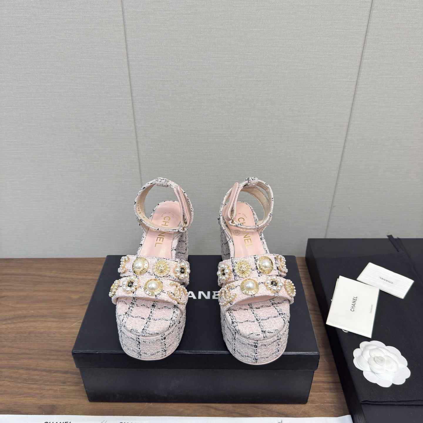 NO:238707,Chanel 25s latest spring and summer high heel sandals!  ins&Xiaohongshu has many internet celebrities!  Super sexy on your feet!  It's really beautiful!  The high-end dress is fairy and simple, fashionable and designed. They are all very easy to wear and practical and textured. Dangdao is simply a magical tool for matching clothes. Wearing it makes you look fashionable and fashionable. It is a highlight of the matching. It is versatile and suitable for any occasion and everyone has a must-have pair!  Heel thickness is about 8c, size number is 35-40, 40.41 customized, sandals, chanel, sandals19860909Chanel 25s 最新春夏 高跟凉鞋！ ins&小红书巨多网红上身！上脚超性感！真的太美了！高级穿着又仙女简约时髦又有设计感 而且都非常非常好穿实用又有质感, 当道简直是搭配衣服的神器 穿上让你集时髦洋气于一身 是搭配中的一个亮点 百搭适用任何场合、人手必备一双！ 跟厚约8c 码数35-40,40.41定制,凉鞋,chanel,sandals,Women's Shoes