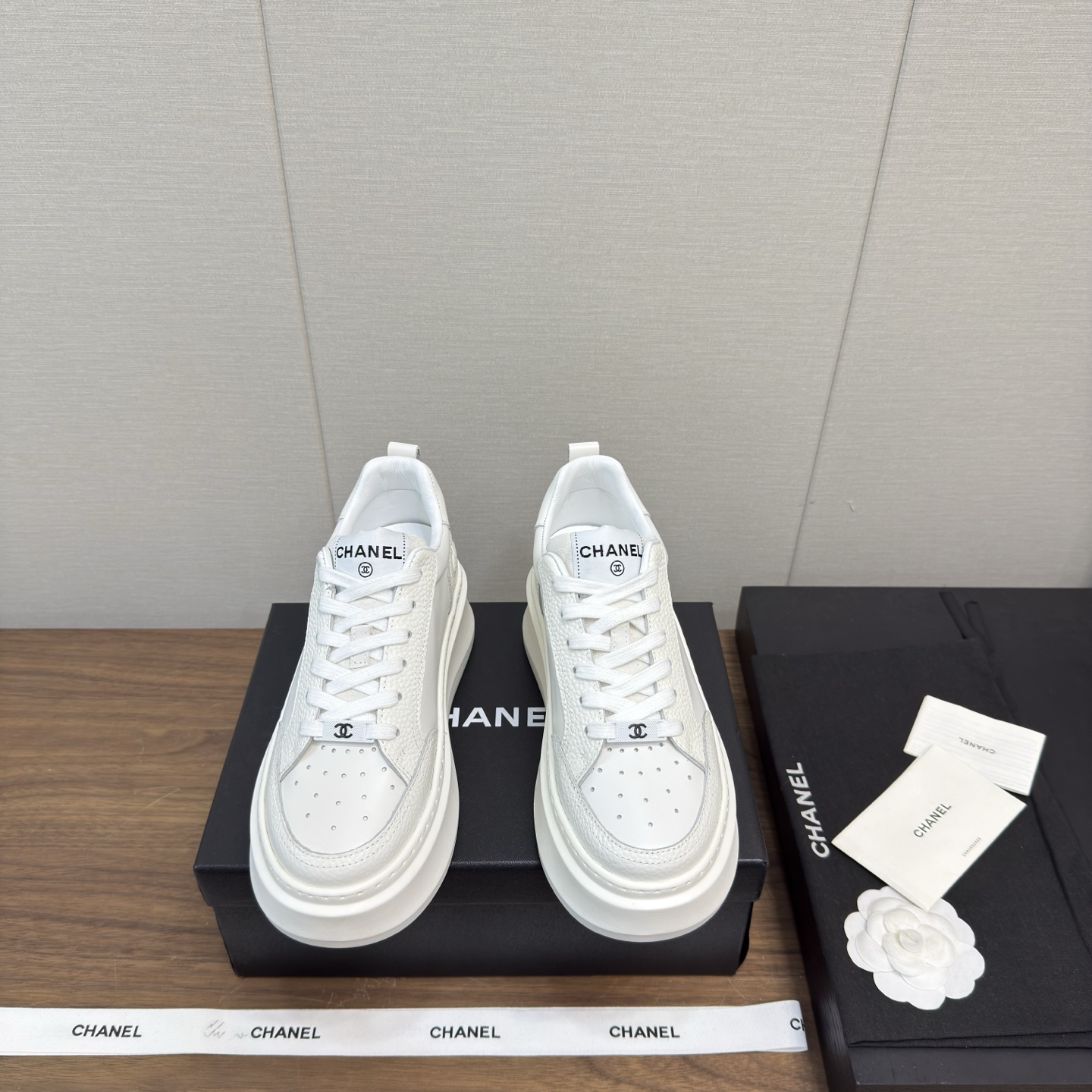 NO:238722,Chanel 24a new style panda casual sneakers, thick sole, high version, original purchase and development, making products, Xiaoxiang's casual sneakers this season, browsed Xiaohongshu INS. Various social platforms, bursting wildly!  Classic design, various craftsmanship and electric embroidery styles on the upper, the sole is fashionable and sporty, and extraordinary has been incubated with a variety of panda shoes color matching elements. The delivery counter is exquisitely packaged. Fabric: imported high mercerized beef reverse velvet   cowhide cloth. The inner lining is imported original imported breathable net. The sole is original open mold TPU combination sole. The sole is 4.5CM thick. Size: Women's 35-41, 40-41 customized, casual shoes/sports shoes, chanel, chanel, sneakers, cowhide19860909Chanel香奈儿24a新款 熊猫休闲运动鞋 厚底 高版本 原版购入开发 做货 小香这季休闲款运动鞋 刷爆小红书 INS.各种社交平台,疯狂爆发！经典设计 鞋面多种工艺电绣的风格 大底却时尚运动 不平凡的拥入了多种熊猫鞋配色元素 配送专柜精美包装 面料:进口高丝光牛反绒 牛皮麻花布 内里原版进口透气网 鞋底原版开模TPU组合大底 底厚4.5CM Size: 女款35-41,40-41订做,休闲鞋/运动鞋,chanel,chanel,sneakers,cowhide,Women's Shoes