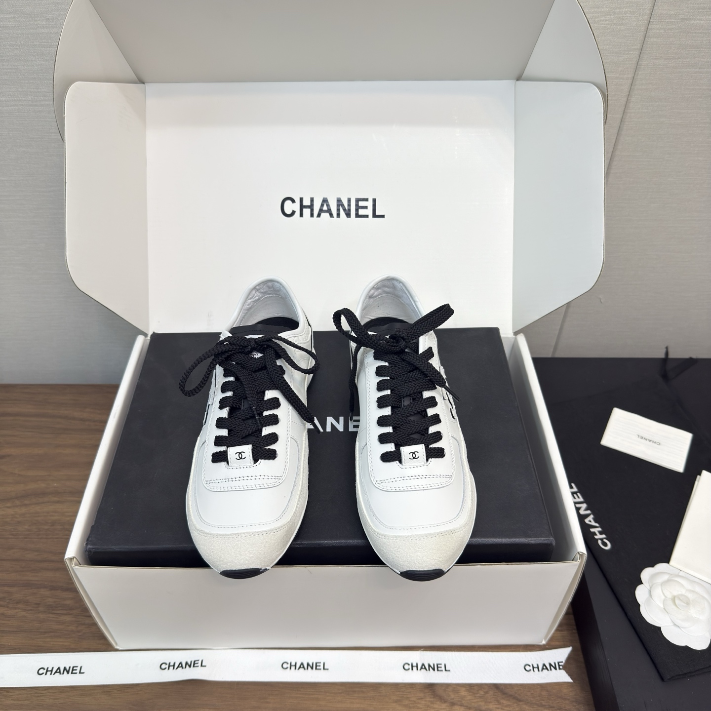 NO:238705,Chanel 25p new style panda casual sneakers, thick sole, high version, original purchase and development, making goods, Xiaoxiang's casual sneakers this season, browsed Xiaohongshu INS. Various social platforms, bursting wildly!  Classic design, various craftsmanship and electric embroidery styles on the upper, the sole is fashionable and sporty, and the extraordinary has been infused with a variety of color matching elements of panda shoes. The delivery counter is exquisitely packaged. Fabric: imported high mercerized beef reverse velvet   cowhide. The inner lining is imported original imported breathable net. The sole is original open mold TPU combination sole. The sole is 3cm thick. Size: Women's 35-41, 40-41 customized, casual shoes/sports shoes, chanel, chanel, sneakers, cowhide19860909Chanel香奈儿25p 新款 熊猫休闲运动鞋 厚底 高版本 原版购入开发 做货 小香这季休闲款运动鞋 刷爆小红书 INS.各种社交平台,疯狂爆发！经典设计 鞋面多种工艺电绣的风格 大底却时尚运动 不平凡的拥入了多种熊猫鞋配色元素 配送专柜精美包装 面料:进口高丝光牛反绒 牛皮 内里原版进口透气网 鞋底原版开模TPU组合大底 底厚3cm Size: 女款35-41,40-41订做,休闲鞋/运动鞋,chanel,chanel,sneakers,cowhide,Women's Shoes