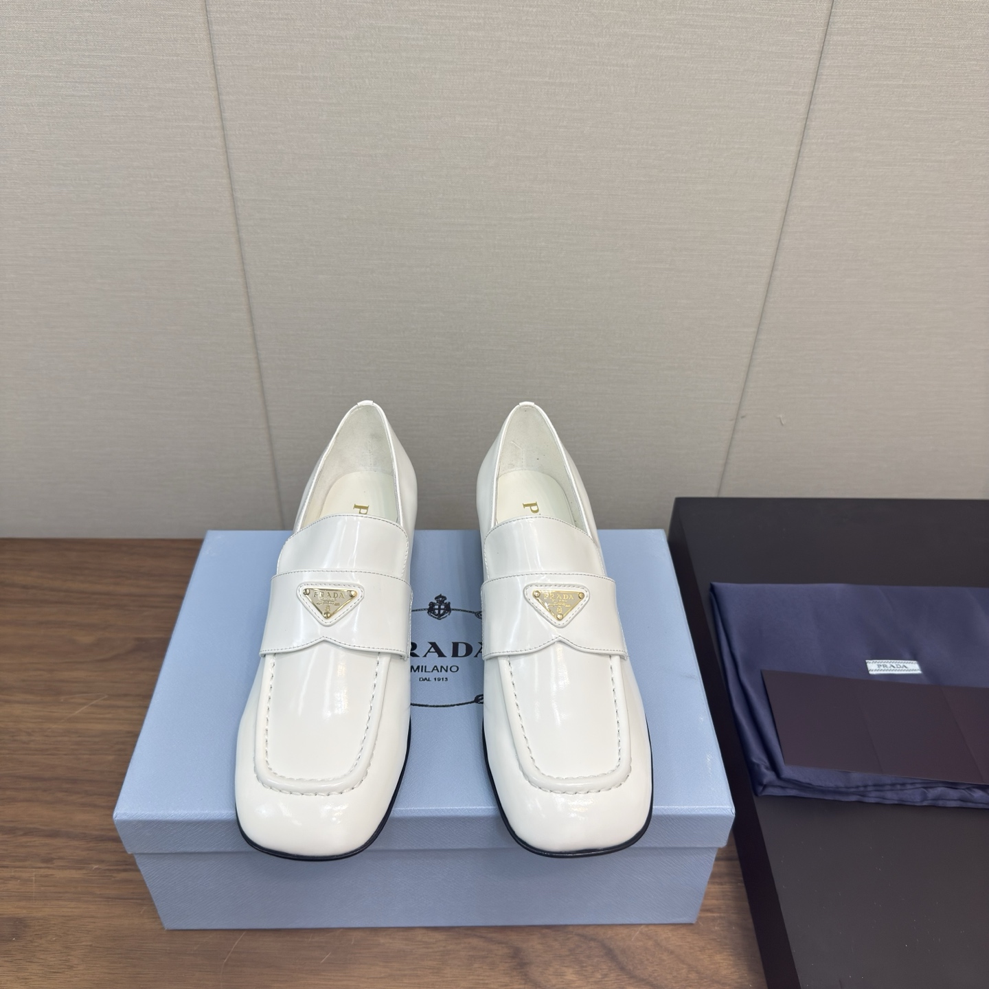 NO:238720,Prada 25ss Prada Early Spring New triangle square toe thick heel loafers Flat single shoes This exquisite shiny leather loafers feature a simple silhouette, decorated with classic details and embellished with a chic metal triangle logo. The upper is original open-edged beaded cowhide inner foot pad comfortable sheepskin lining 3.5cm heel height 3.5cm sole genuine leather injection molded outsole size35-39 (customized by 40/41), loafers, prada, prada, loafers, cowhide, sheepskin19860909Prada 25ss普拉达早春 新款三角标方头粗跟 乐福鞋 平底单鞋 这款精致的亮面皮革乐福鞋采用简约的廓形,饰以经典细节,点缀以别致的金属三角形徽标. 鞋面原版开边珠牛皮 内里垫脚舒适羊皮内里 跟高3.5cm 鞋底真皮注塑大底 size35-39（40/41定做）,乐福鞋,prada,prada,loafers,cowhide,sheepskin,Women's Shoes