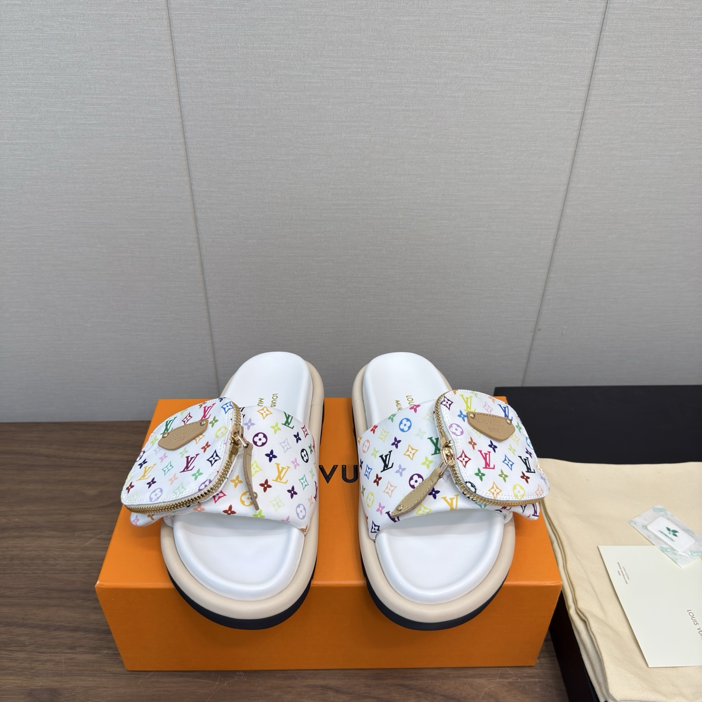 NO:238718,LV Louis Denvie 25 new model, latest counter wallet, embossed slippers, daily lazy slippers, couples model, plane box 10, purchasing level!  Full of high-end feeling!  A popular model from domestic and foreign bloggers, retro and fashionable, beautiful!  Official website main model, calfskin embossed printed embossed inner lining: goatskin lining, original open mold, anti-slip wear-resistant foam sole, size 35--46, slippers, louis vuitton, louis vuitton, slippers, wallets, cowhide, sheepskin19860909LV路易斯登威 25新款 专柜最新款钱包 压花拖鞋 日常懒人拖鞋 情侣款 飞机盒10 代购级别！高级感十足！国内外博主刷爆的一款,复古又时髦上脚美炸了！官网主推款 鞋面小牛皮压花印花浮雕  内里: 山羊皮里 大底原版开模防滑耐磨发泡底  码数女35--46,拖鞋,louis vuitton,louis vuitton,slippers,wallets,cowhide,sheepskin,Women's Shoes