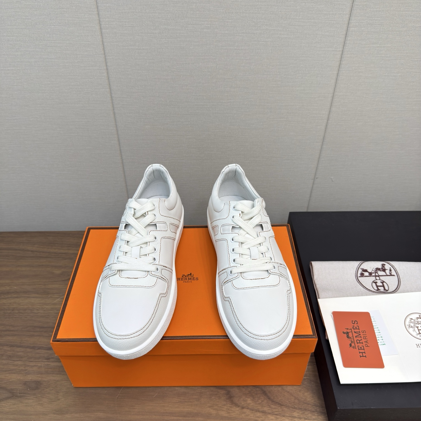 NO:238716,Hermes 24/ fe new arrival~ New Bouncing Sports Casual Shoes. Top version Men's The most comfortable shoes for Hermes, None of them, they are very light and huge and beautiful, and they won't be tired even when shopping. Cowhide splicing has a good feel, very beautiful and versatile clothes, very light and comfortable, extremely light and casual, and they are both good at stepping on them!  Fabric: imported cowhide   deer leather Inner: imported inner lining insole special silk sheepskin Outsole: using IP   TPU (multi-color letters) German technology irradiation machine seamless combination Size: #39-45 (customized for men 45) Top quality simultaneous full set of packaging, casual shoes/sports shoes, hermes, hermes, sneakers, cowhide, sheepskin19860909Hermes 爱马仕 24/ fe new arrival~ 新款 Bouncing 运动 休闲鞋.顶级版本 男款 爱马仕最舒服的鞋,没有之1,上脚特轻又巨好看,逛街暴走都不会累 牛皮拼接 手感很好,很漂亮了也很百搭衣服,很轻便舒适 轻盈无比 运动休闲两不误 踩感超棒！ 面料:进口牛皮 鹿皮 内里:进口内里鞋垫专用丝绸羊皮 大底:采用IP TPU(多色字母)德国技术照射机无缝组合 Size:#39-45(男45定做) 顶级精品 同步全套包装,休闲鞋/运动鞋,hermes,hermes,sneakers,cowhide,sheepskin,Women's Shoes