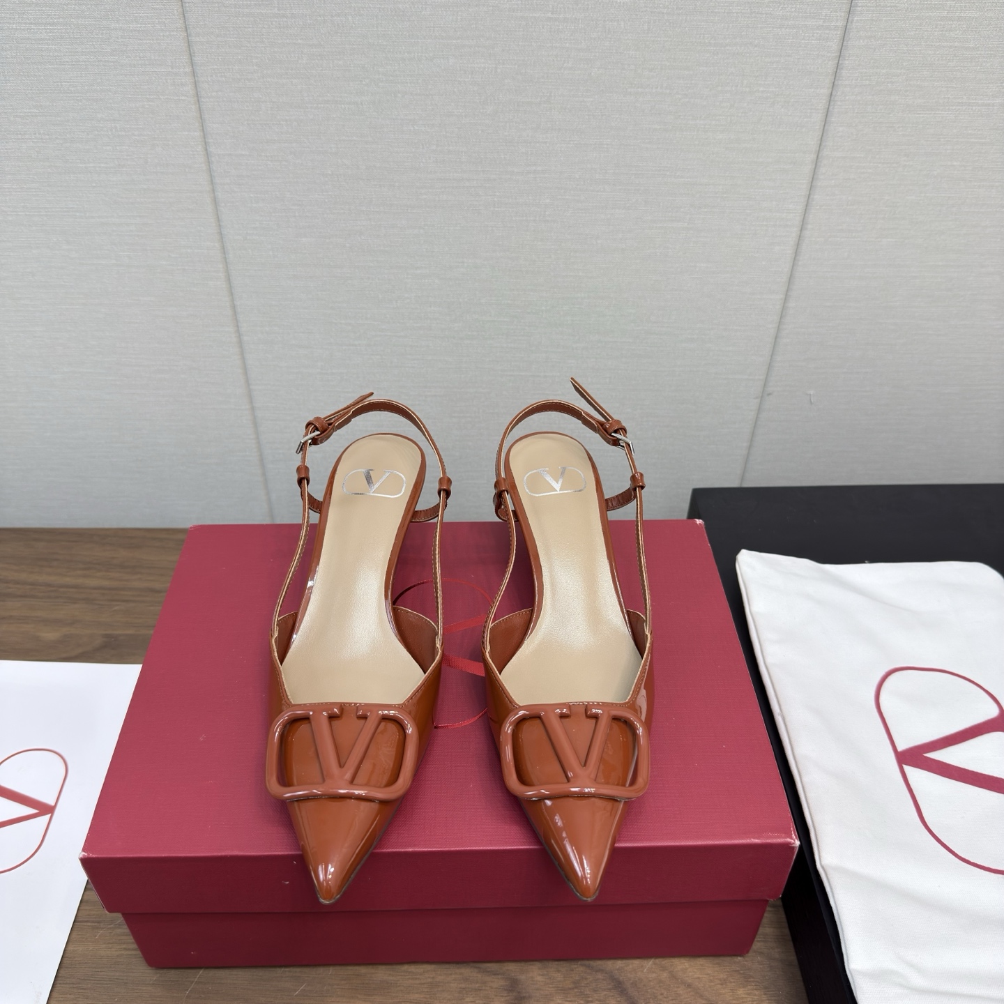 NO:238712,Velentino's popular V-button cat heel empty sandals are really super popular!  High-version This sandal has two types of heels to choose from. If you like the feeling of relaxation and freedom, the low-heel style is definitely your first choice. It not only maintains elegance but does not exhaust your feet. And if you want to have more aura, the 8-centimeter high-heel style is the best choice. If you wear it, your body proportions will be instantly lengthened and your aura will be fully opened!  Whether you like the comfort of low heels or the elegance of high heels, this Valentino V-button cat heel hollow sandal can meet your needs, allowing you to wear your own fashionable style in the hot summer!  Material: cowhide, cow patent leather, sheepskin, outsole: Italian original genuine leather sole Size: 35-41, 34.40.41 No return and exchange, sandals, valentino, sandals, cowhide, sheepskin19860909Velentino 爆款V扣猫跟后空凉鞋,真的超级火！ 高版本 这款凉鞋有两种跟高可以选择,如果你喜欢轻松自在的感觉,低跟款绝对是你的首选,既保持了优雅,又不会太累脚.而如果你想要更有气场,8厘米的高跟款则是不二之选,穿上它,你的身材比例瞬间就被拉长,气场全开！ 无论你是喜欢低跟的舒适,还是高跟的优雅,这款华伦天奴V扣猫跟后空凉鞋都能满足你的需求,让你在炎炎夏日里,也能穿出属于自己的时尚风采！ 材料:牛皮 牛漆皮 羊皮里 大底:意大利原版真皮底 码数:35-41 ,34.40.41不退换,凉鞋,valentino,sandals,cowhide,sheepskin,Women's Shoes