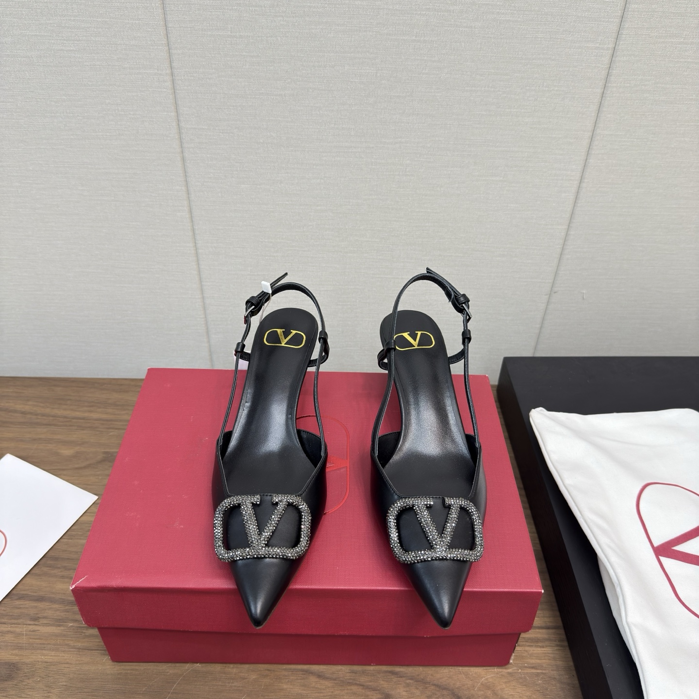 NO:238714,Velentino's popular V-button cat heel empty sandals are really super popular!  High-version This sandal has two types of heels to choose from. If you like the feeling of relaxation and freedom, the low-heel style is definitely your first choice. It not only maintains elegance but does not exhaust your feet. And if you want to have more aura, the 8-centimeter high-heel style is the best choice. If you wear it, your body proportions will be instantly lengthened and your aura will be fully opened!  Whether you like the comfort of low heels or the elegance of high heels, this Valentino V-button cat heel hollow sandal can meet your needs, allowing you to wear your own fashionable style in the hot summer!  Material: cowhide, cow patent leather, sheepskin, outsole: Italian original genuine leather sole, heel height: 5.5cm / 8.5cm Size: 35-41, 34.40.41 No return and exchange, sandals, valentino, sandals, cowhide, sheepskin19860909Velentino 爆款V扣猫跟后空凉鞋,真的超级火！ 高版本 这款凉鞋有两种跟高可以选择,如果你喜欢轻松自在的感觉,低跟款绝对是你的首选,既保持了优雅,又不会太累脚.而如果你想要更有气场,8厘米的高跟款则是不二之选,穿上它,你的身材比例瞬间就被拉长,气场全开！ 无论你是喜欢低跟的舒适,还是高跟的优雅,这款华伦天奴V扣猫跟后空凉鞋都能满足你的需求,让你在炎炎夏日里,也能穿出属于自己的时尚风采！ 材料:牛皮 牛漆皮 羊皮里 大底:意大利原版真皮底 跟高: 5.5cm /8.5cm 码数:35-41 ,34.40.41不退换,凉鞋,valentino,sandals,cowhide,sheepskin,Women's Shoes