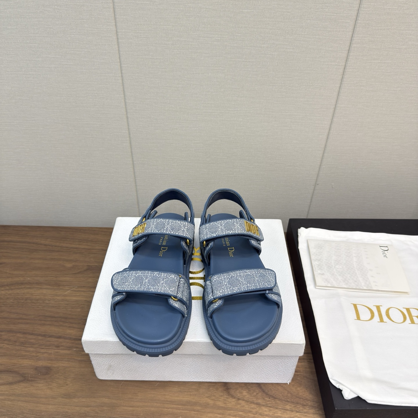NO:238710,DIOR25 Classic Denim Sandals This mixed-bred sheepskin DiorAct sandals are stylish. They are made of extra light and comfortable leather with an insole that fits the foot. The upper strip is made of Velcro and is decorated with a gold-finished metal 