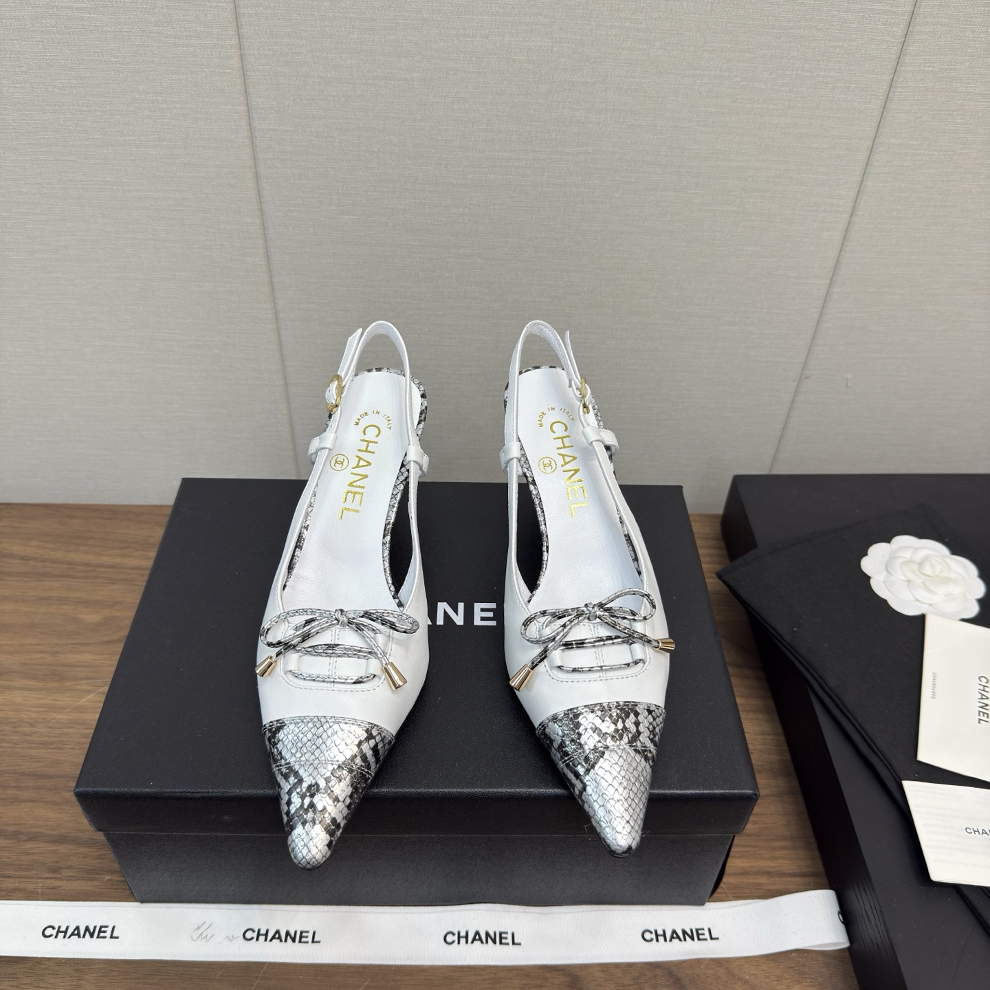 NO:238706,CHANEL 25 Spring and Summer Sandals and Slippers Latest Style, New Fashion and Latest Edition, Small Shoes that exude lasting charm~Original development supports the market to compare the so-called smooth and natural lines, and restore the original appearance. Many celebrities recommend it. One of the must-have items in the spring. It is super comfortable to put on the feet, and the fragrance series... 1 fabric: imported Yangjing 2 litters Imported idiom lambskin Super soft and delicate 3 soles Imported Italian original leather outsole Heel height 6.5 4 sizes 35-39 (40.41 customization), sandals, chanel, sandals, slippers, sheepskin, sheep, Leather soles19860909CHANEL 25春夏 凉鞋拖鞋最新款 香奶奶家新款时尚最新版面 散发持久魅力的小鞋～原版开发支持市场任意对比所谓线条流畅自然 做到恢复原版模样 众多明星纷纷推荐 开春必火单品之一.上脚超级的舒适哦,真香系列…  1面料: 进口羊京 2内里 进口意制小羊皮 超级柔软细腻 3大底 进口意大利原版真皮大底 跟高6.5 4码数 35一39(40.41定制),凉鞋,chanel,sandals,slippers,sheepskin,sheep,Leather soles,Women's Shoes